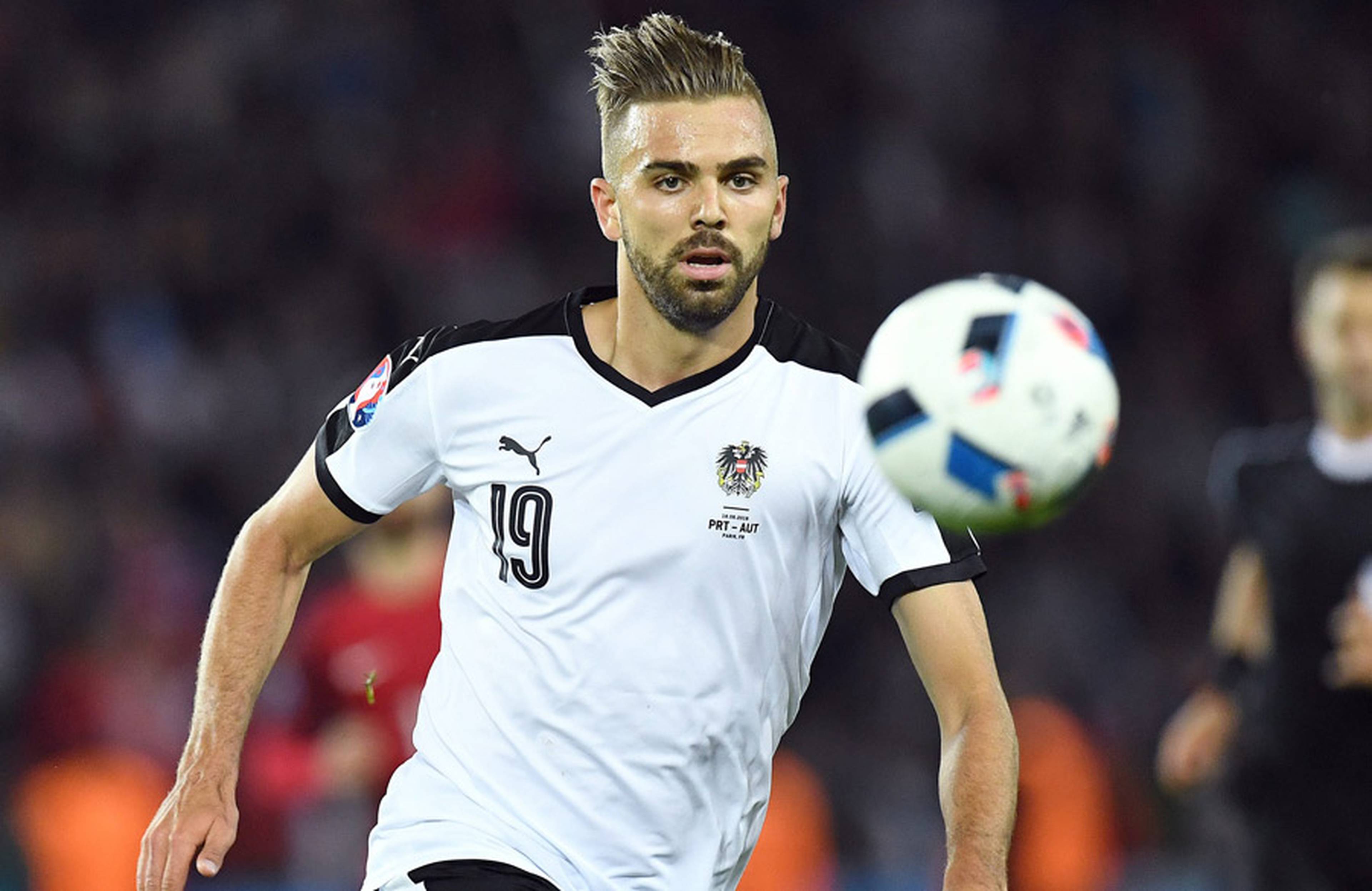 Bei der EM 2016 in Frankeich kam Hinterseer beim 0:0 gegen den späteren Europameister Portugal zum Einsatz. 