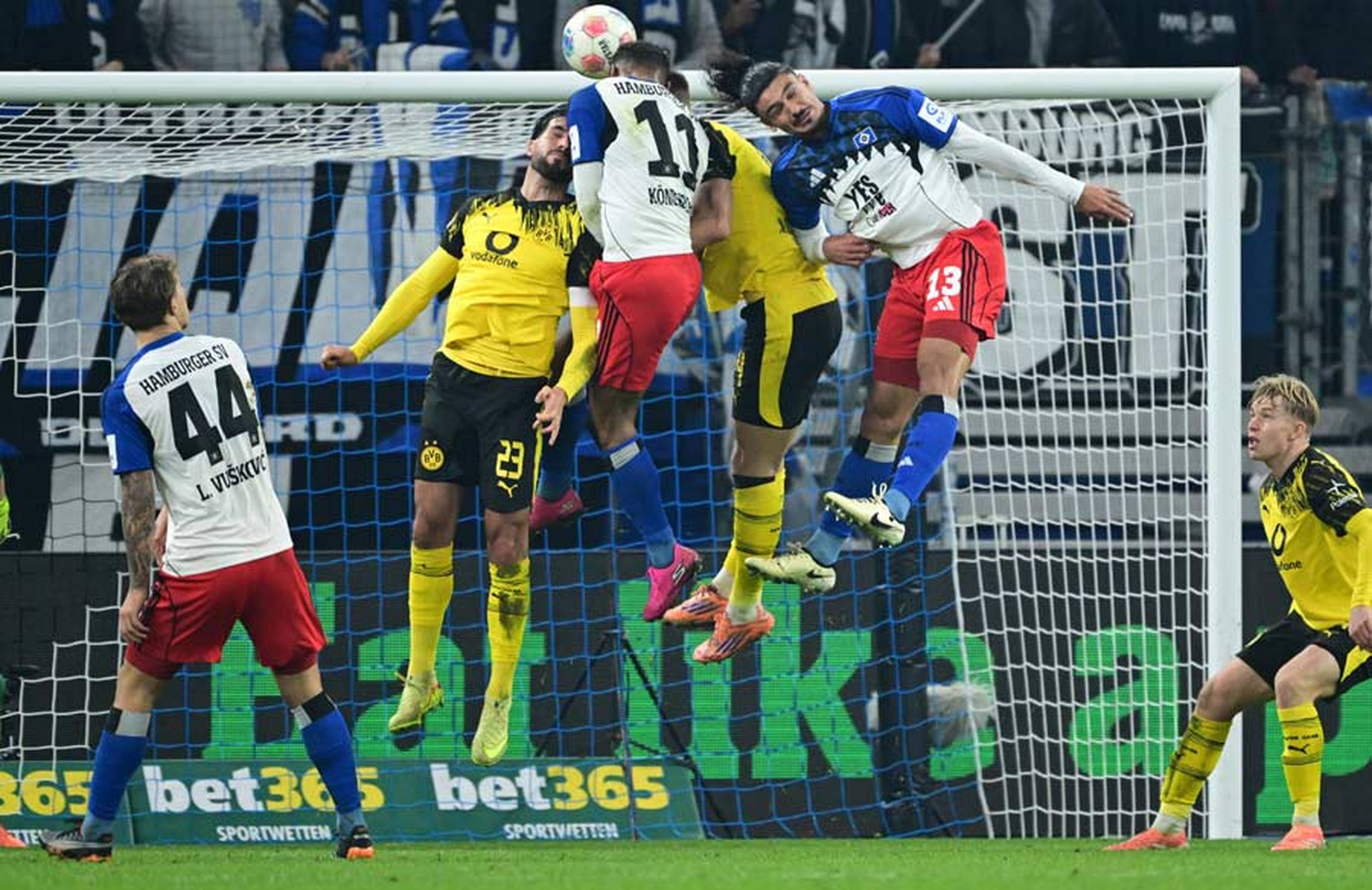 Der entscheidende Moment: Königsdörffer springt höher als alle anderen und köpft die Muheim-Flanke unhaltbar zum 1:1-Ausgleich ins Netz.