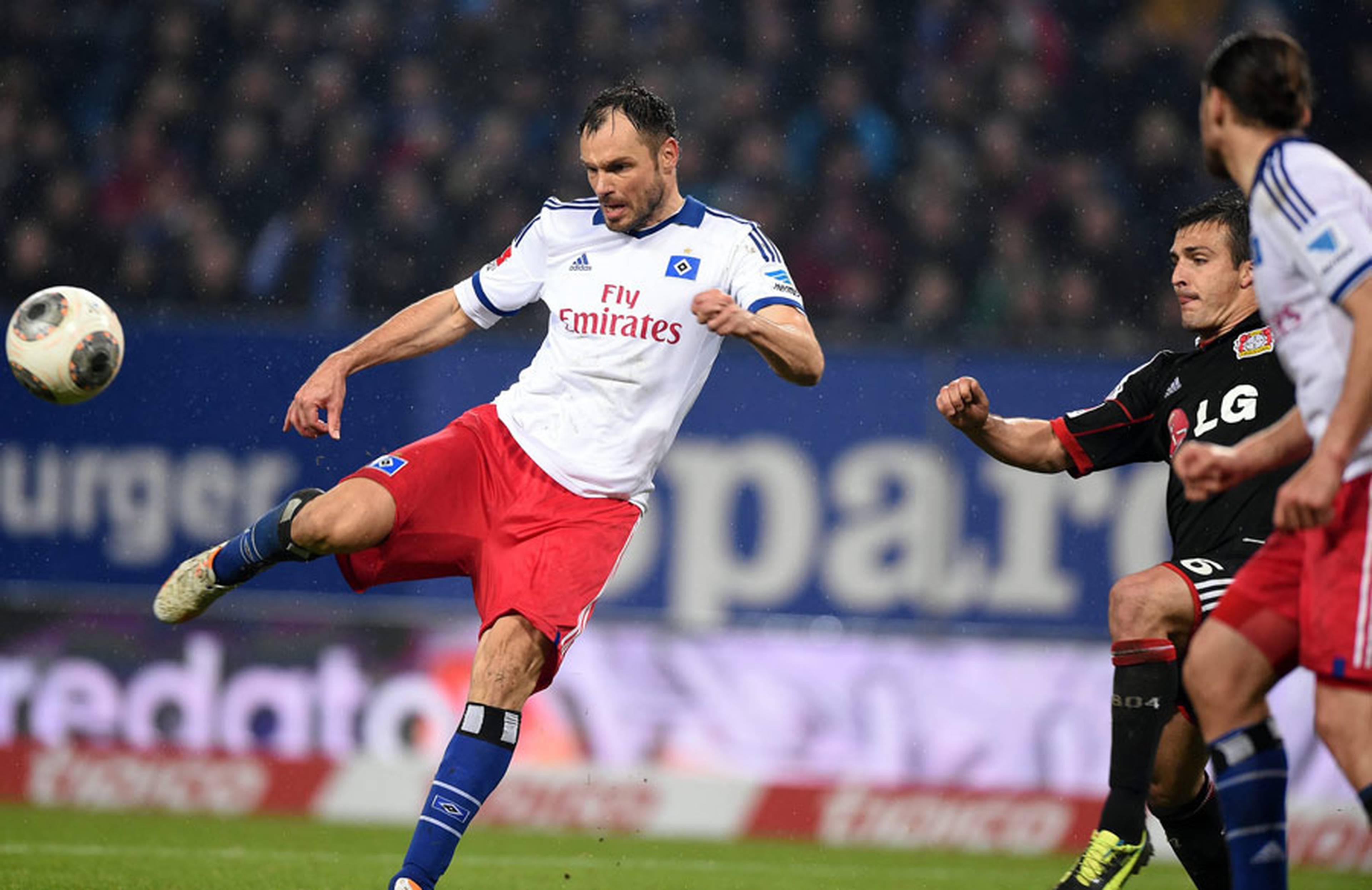 Heiko Westermann schießt gegen Leverkusen aufs Tor.