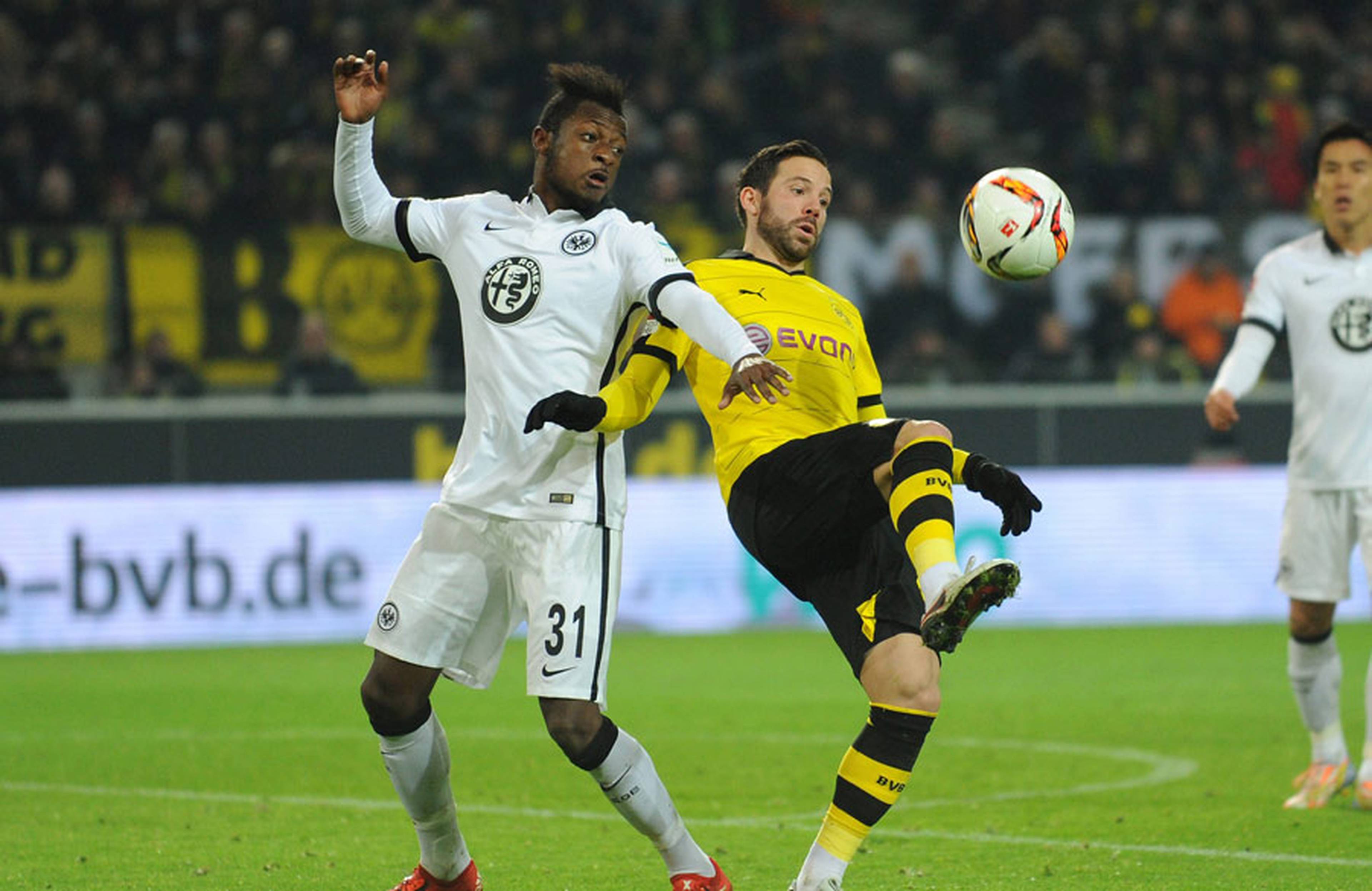 David Kinsombi im Zweikampf mit Gonzalo Castro.