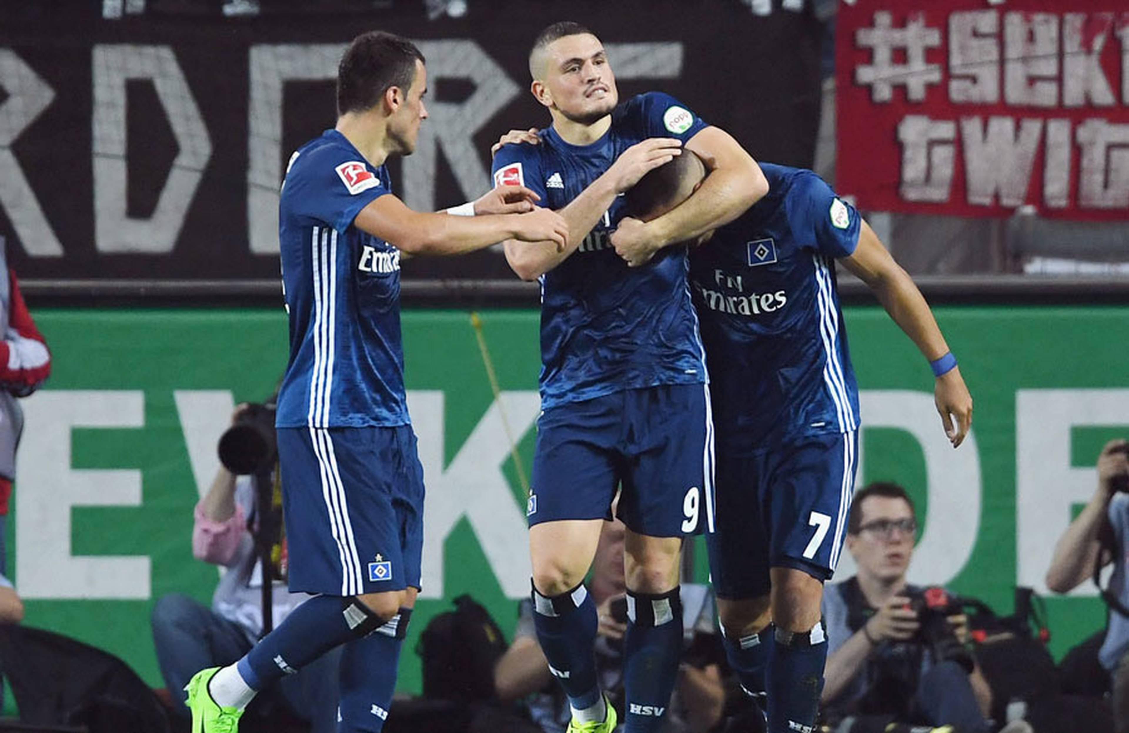Papadopoulos, Kostic and Wood clebrate HSV’s second goal. 