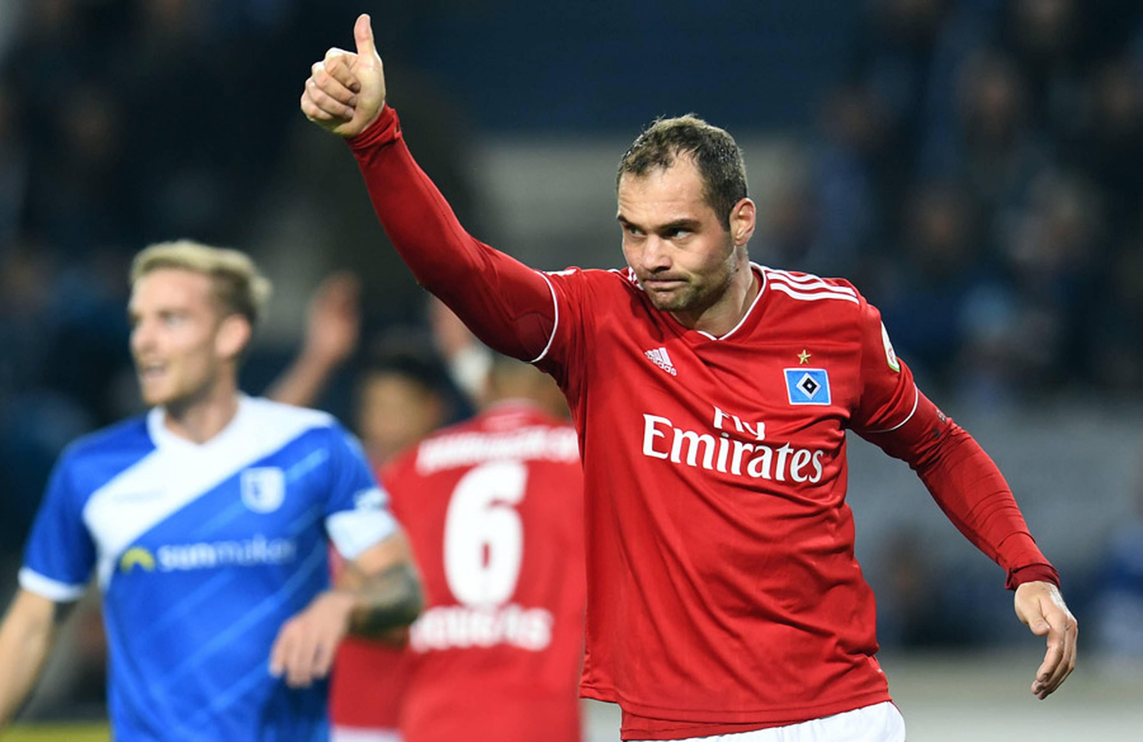 Lasogga hält den Daumen hoch.