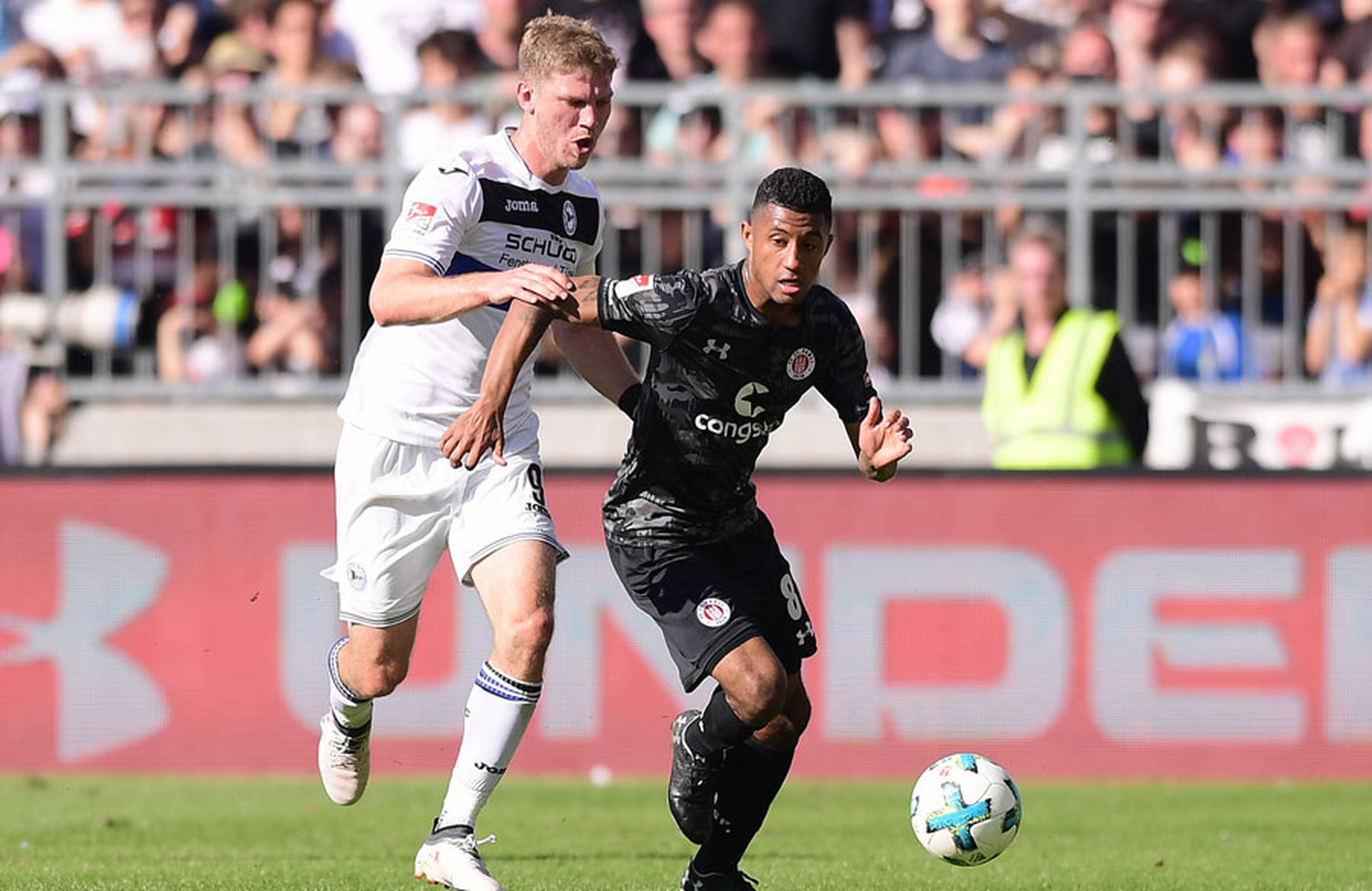 Fabian Klos schirmt den Ball ab.