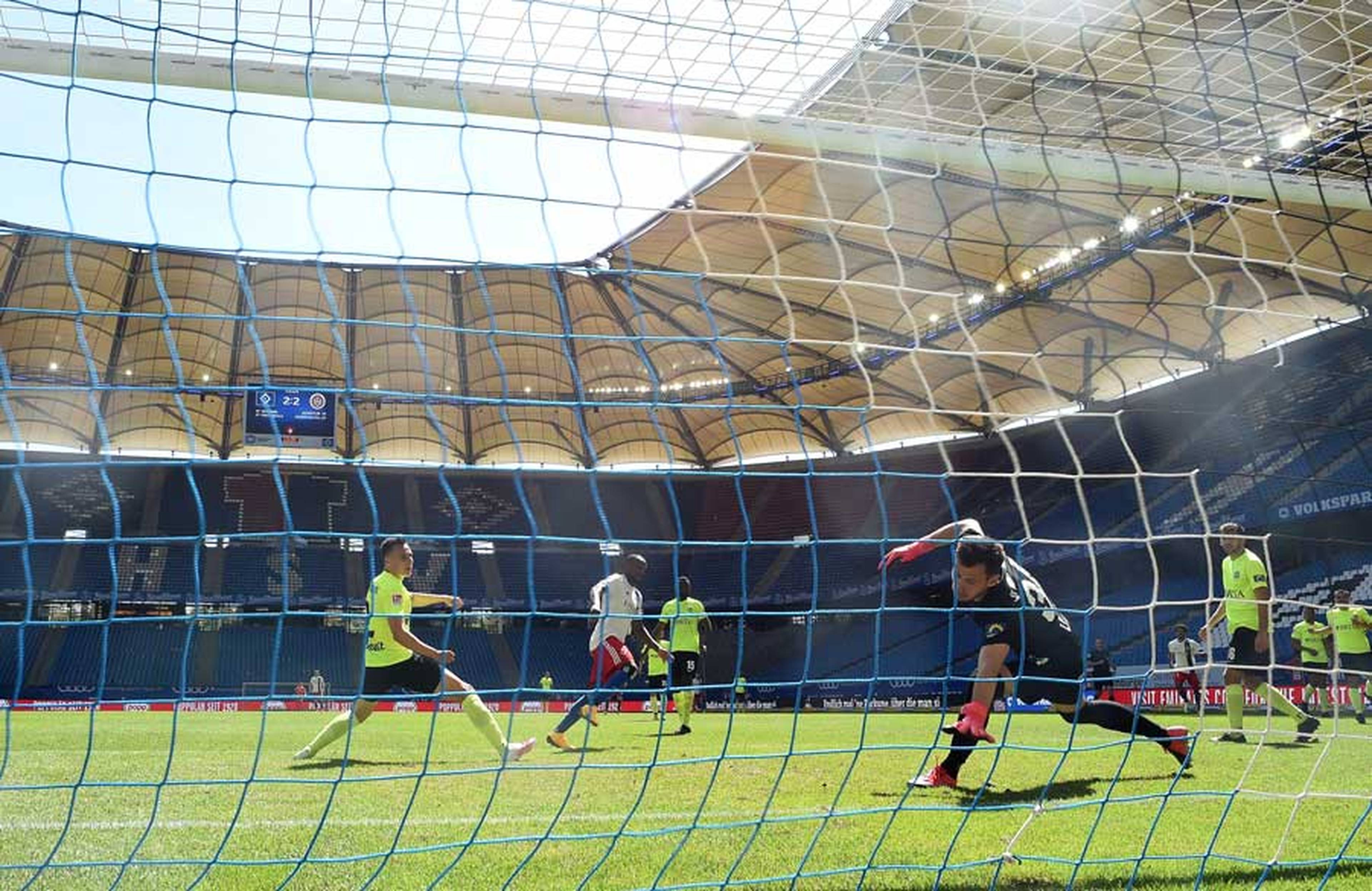 Die Entscheidung: David Kinsombi ist im Zentrum eingelaufen und vollstreckt zum zweiten Mal eine Kittel-Hereingabe zum 3:2-Siegtreffer.