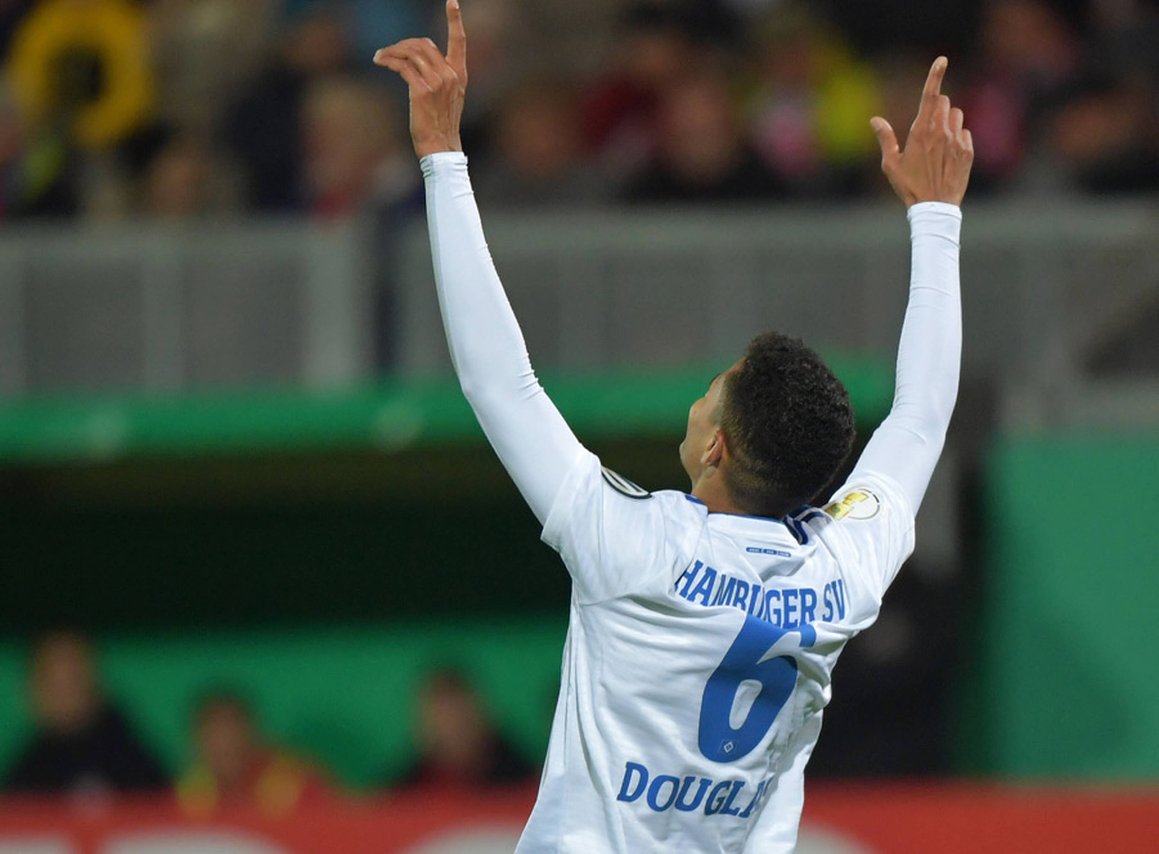 Große Freude: Douglas Santos - als Verteidiger eher selten unter den Torschützen zu finden - sorgte in der Nachspielzeit mit seinem Treffer zum 3:0 für den Schlusspunkt.