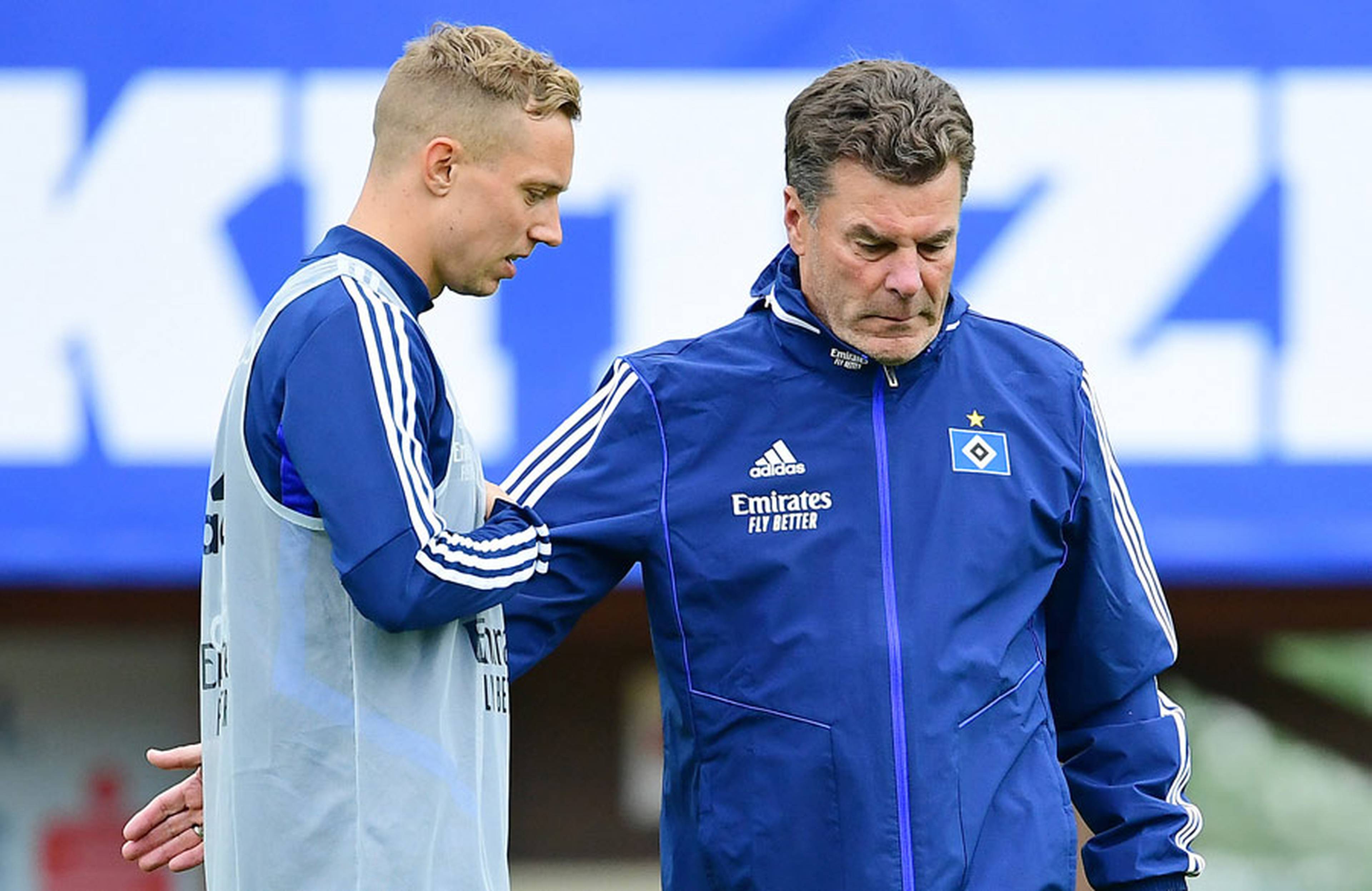 Kittel spricht mit Dieter Hecking auf dem Platz.