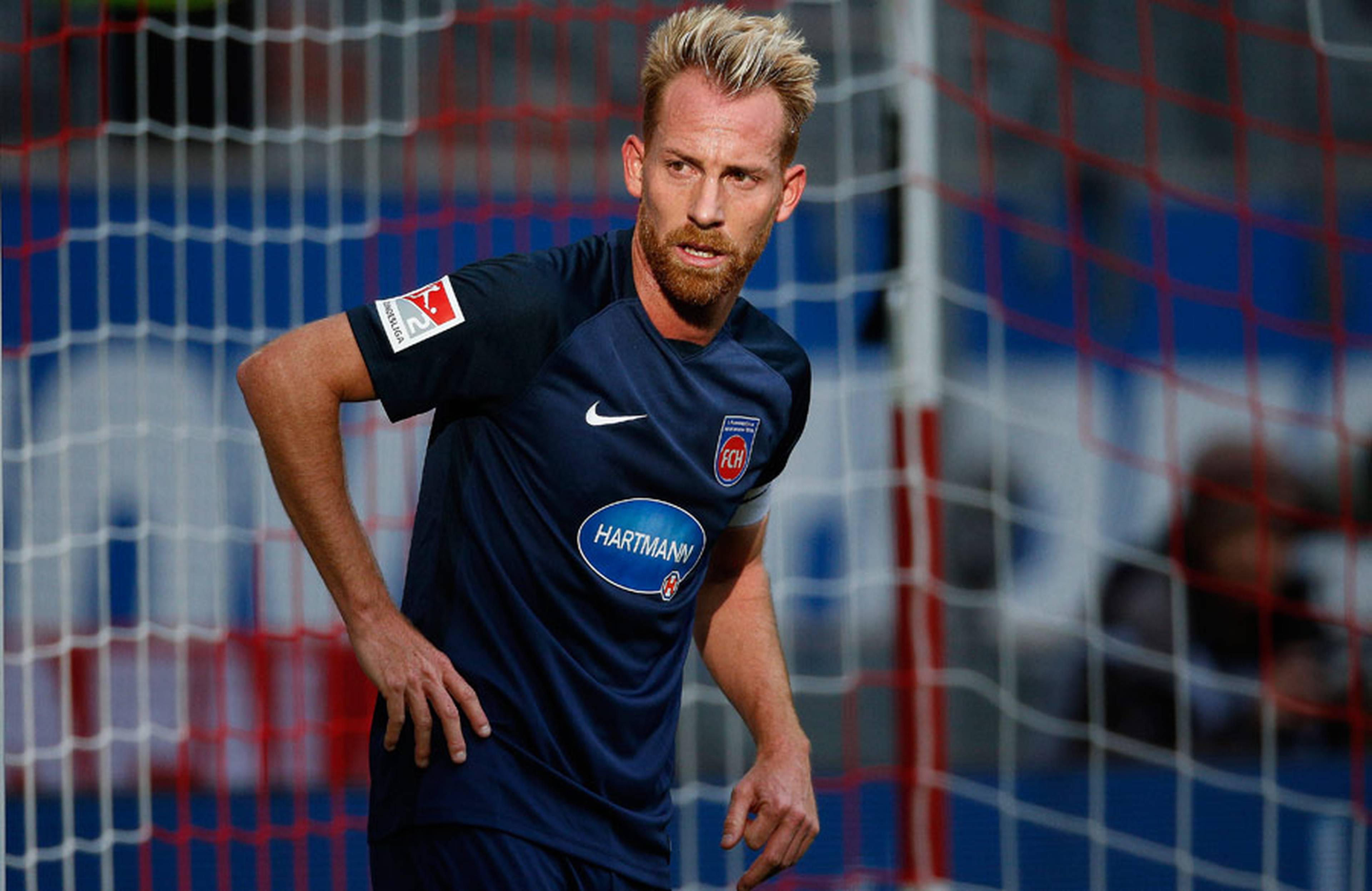 Marc Schnatterer steht auf dem Spielfeld. 