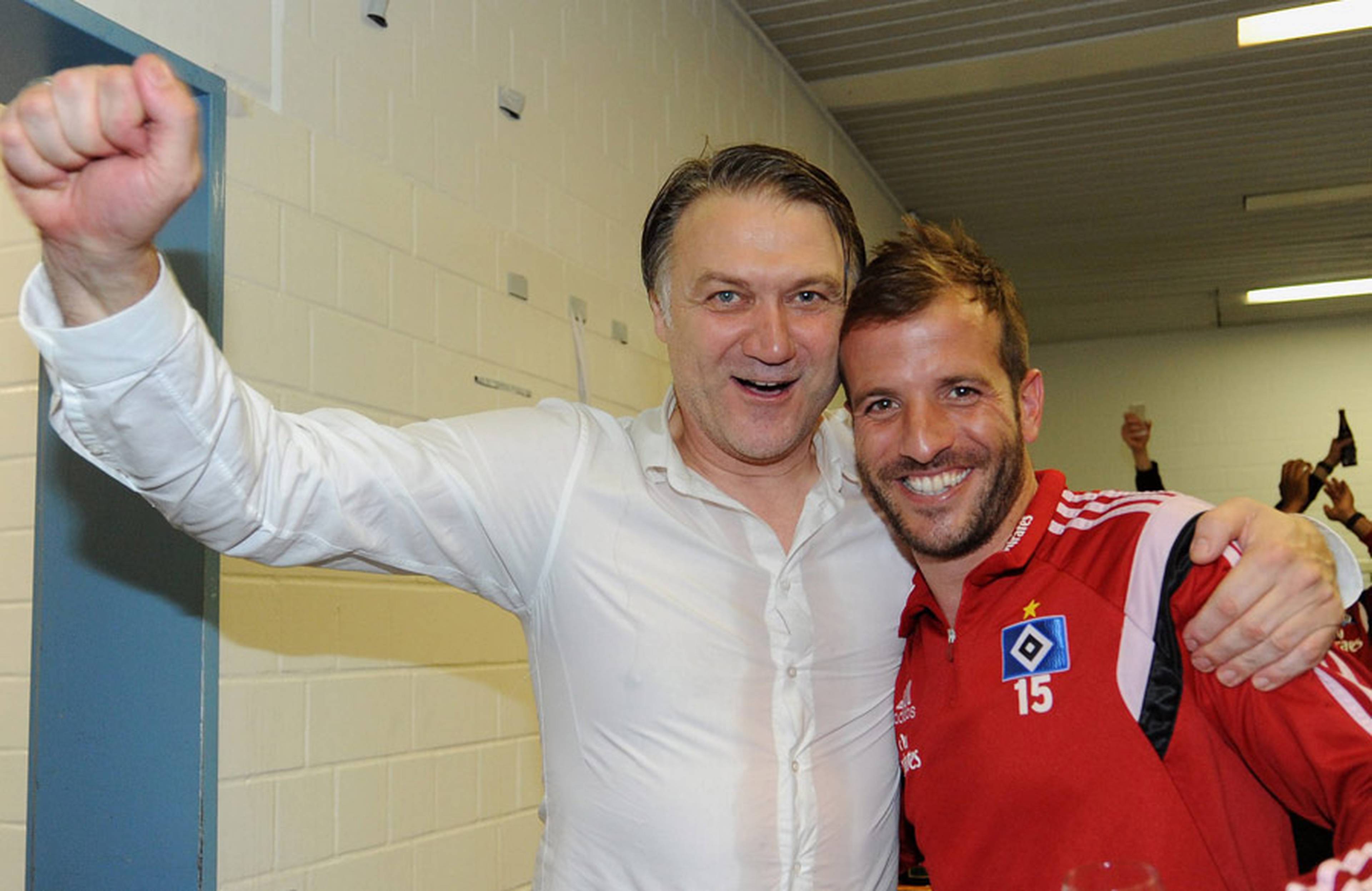 Rafael van der Vaart und Dietmar Beiersdorfer liegen sich in den Armen. 