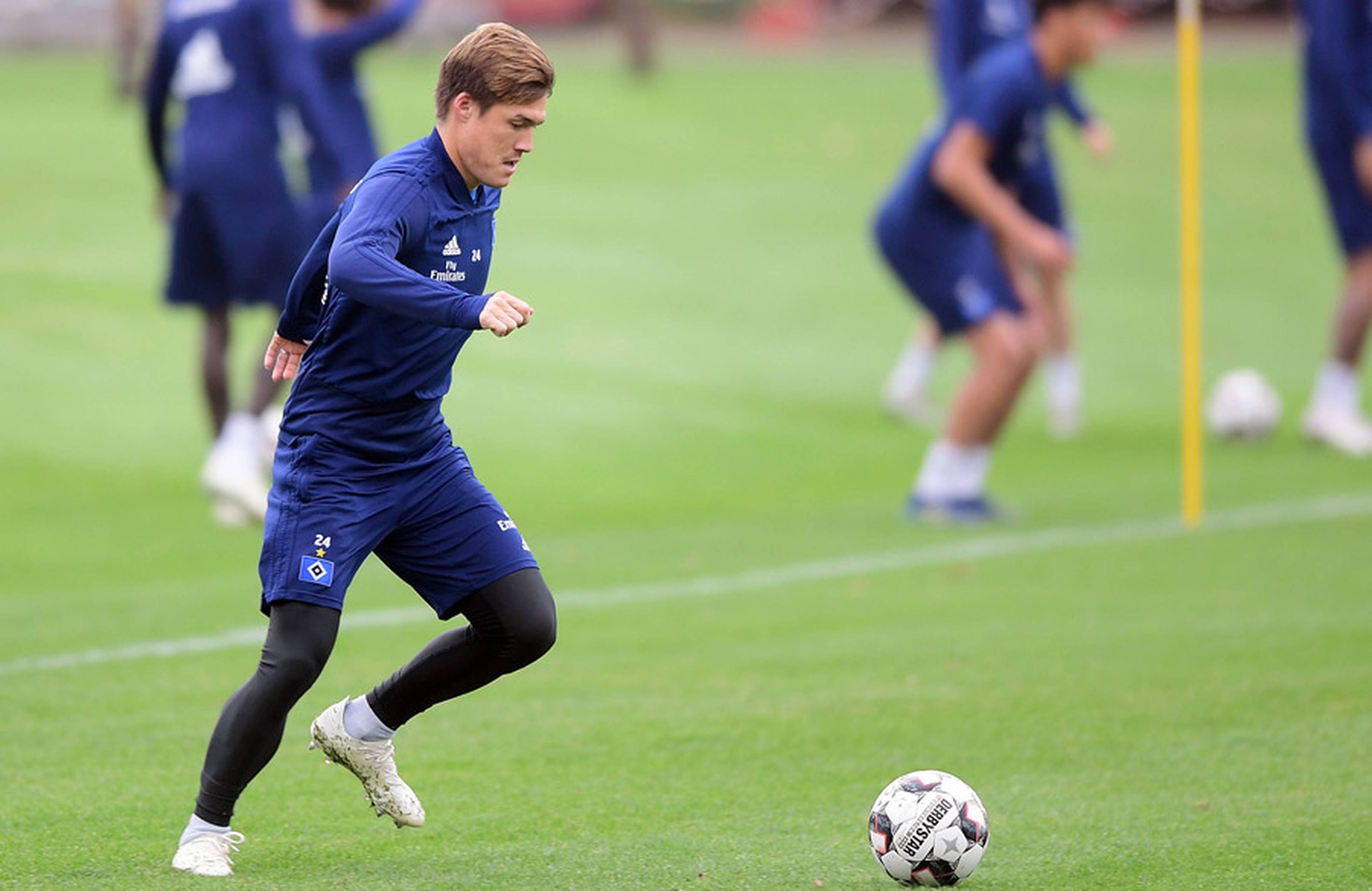 Gotoku Sakai treibt im Training den Ball.