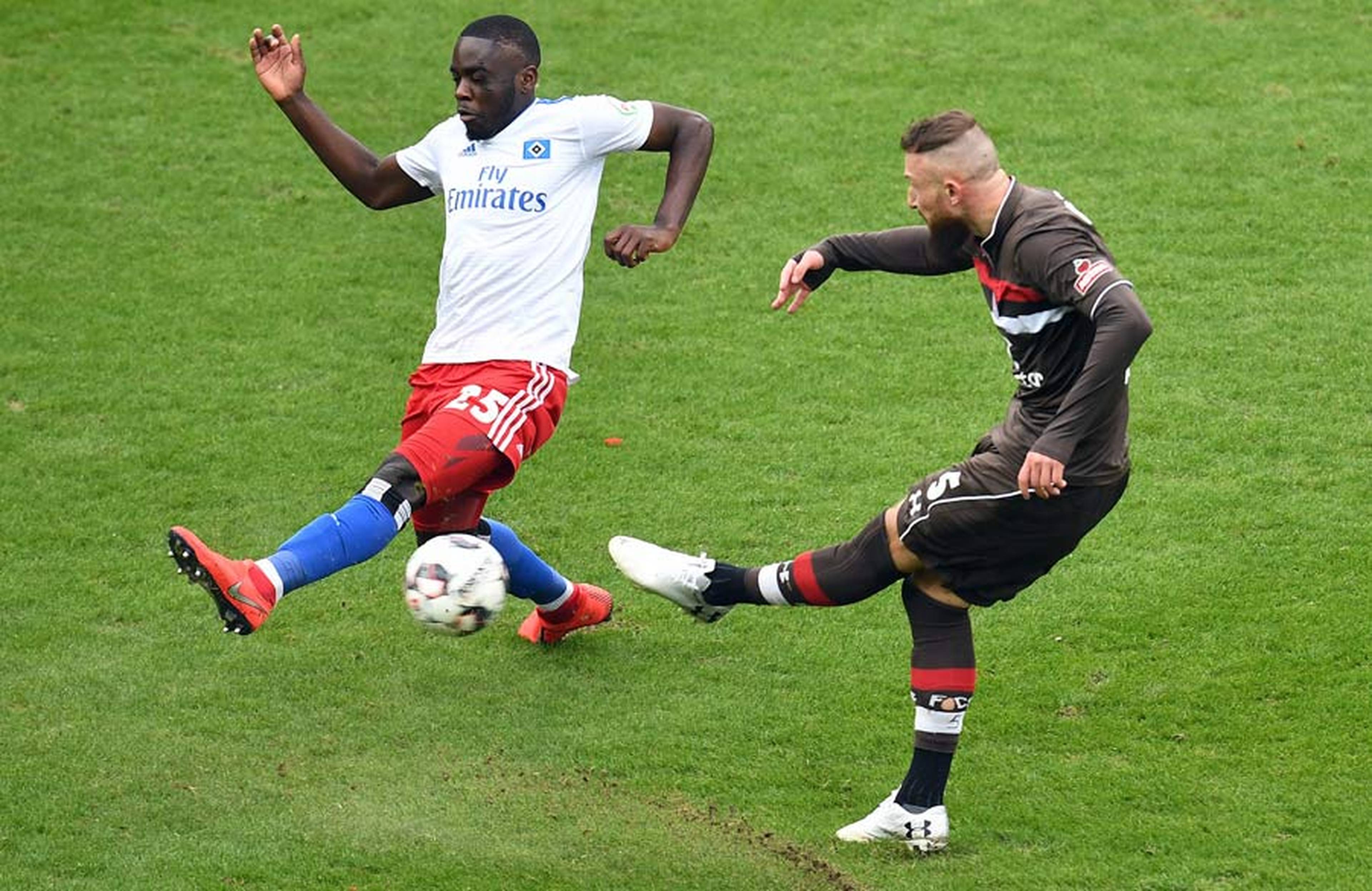 Orel Mangala blockt einen Pass.