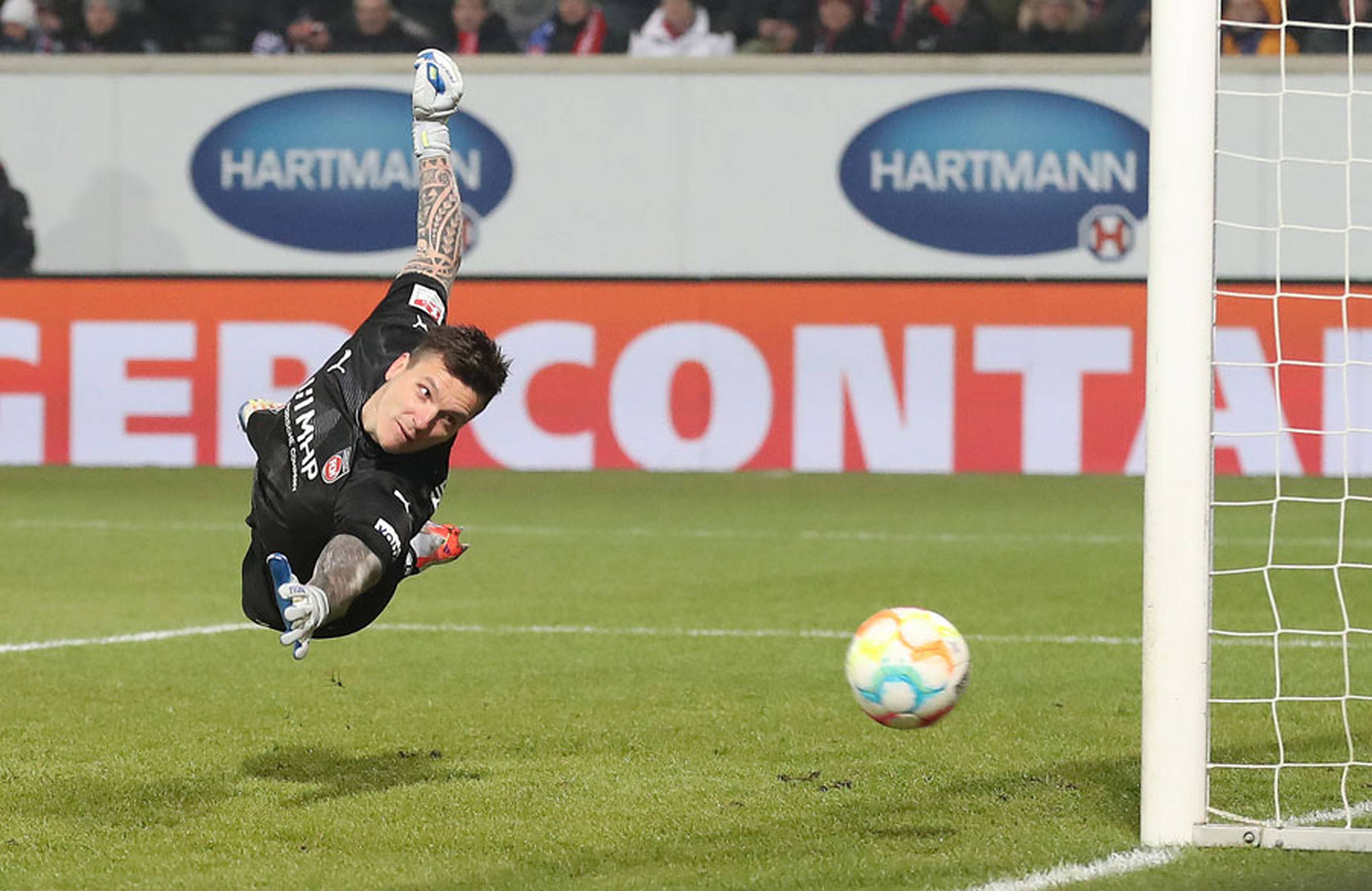 Die beste Hamburger Chance der ersten Halbzeit: Glatzel hat von der Strafraumkante abgezogen, doch der Ball klatscht an den Pfosten.