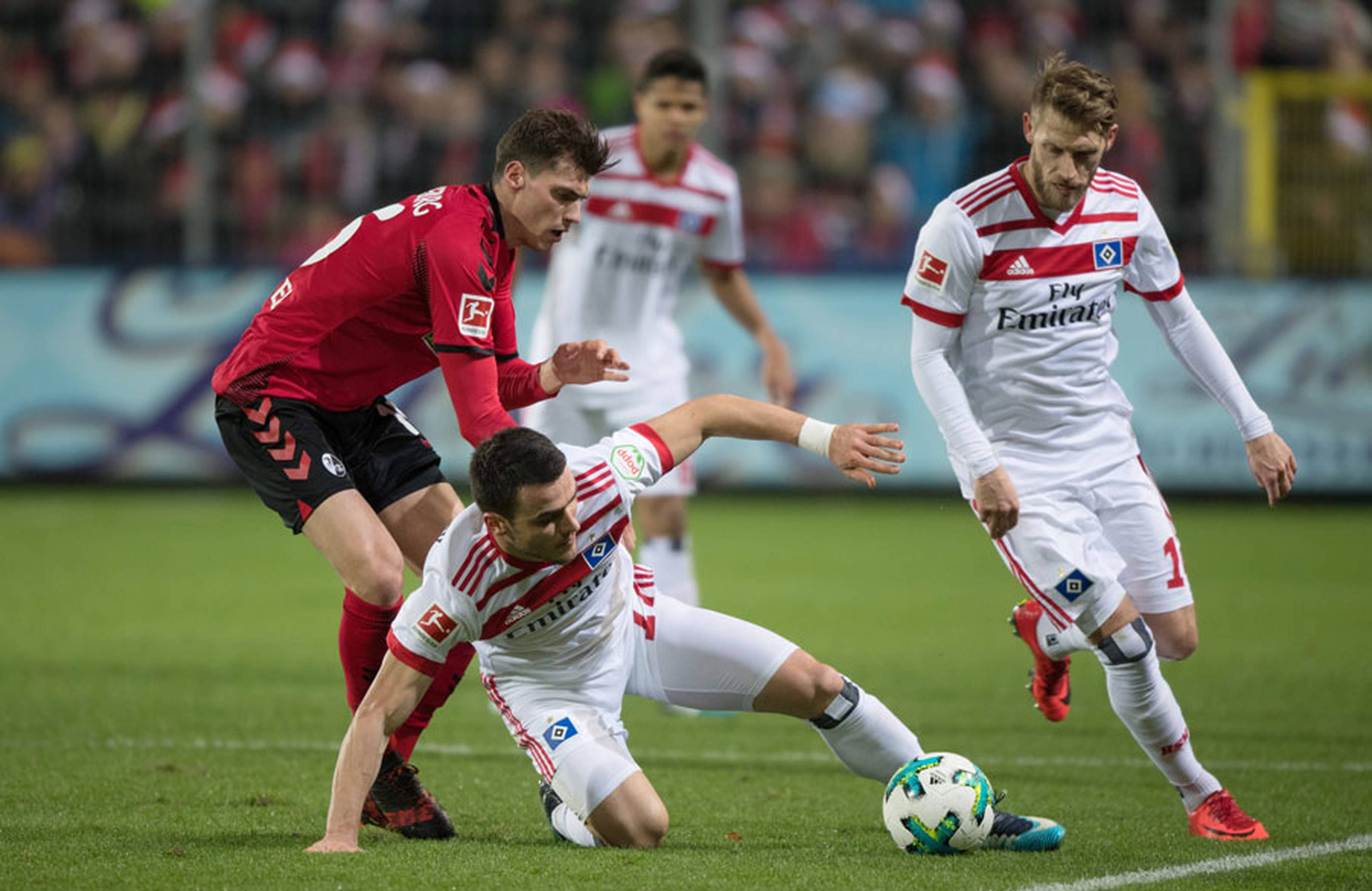 Filip Kostic im Zweikampf.