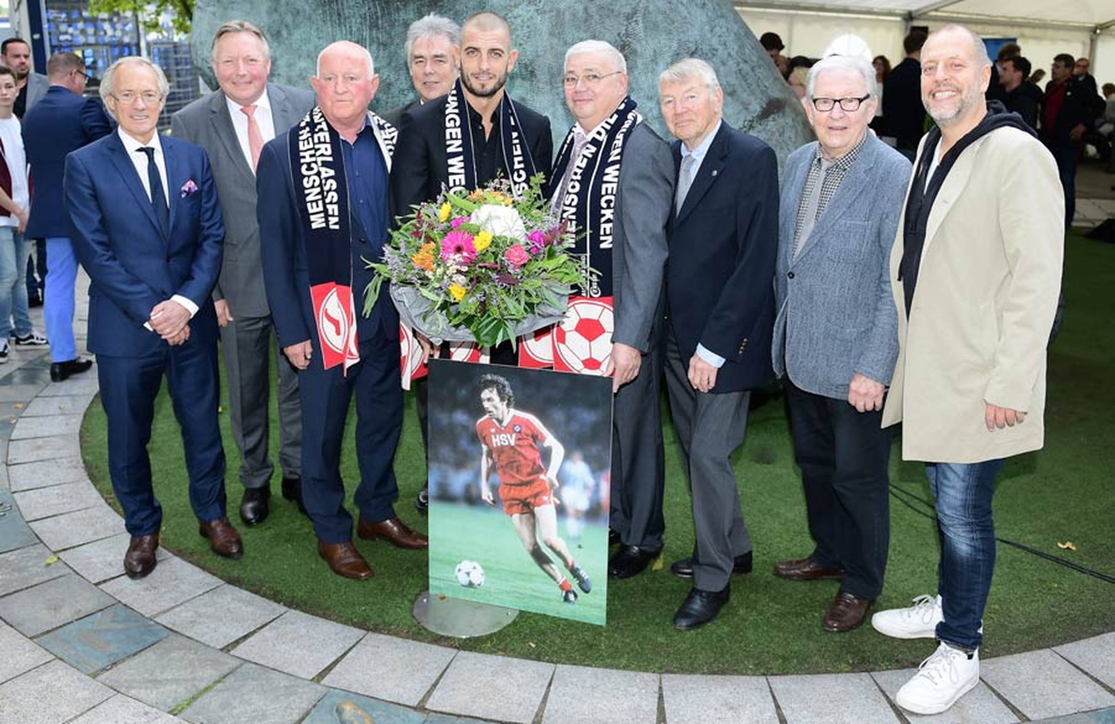 v. li.: Bernd Wehmeyer, Initiator Andreas Maske, Caspar Memering, Dieter Matz, Mladen Petric, Peter Hidien, Günter Schiefelbein, Jo Brauner und Lotto King Karl mit dem Foto von Jürgen Groh.