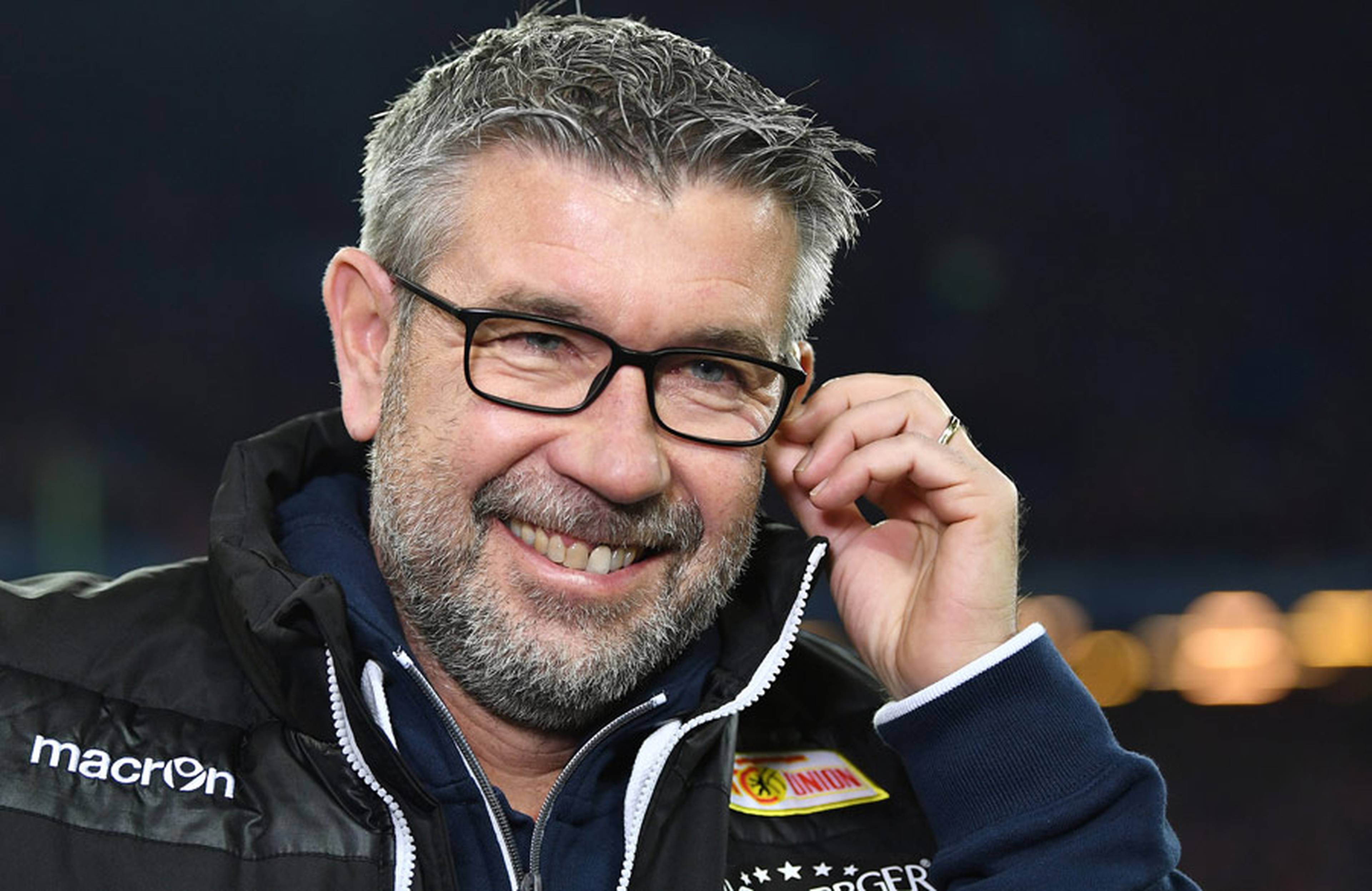 Urs Fischer steht am Spielfeldrand.