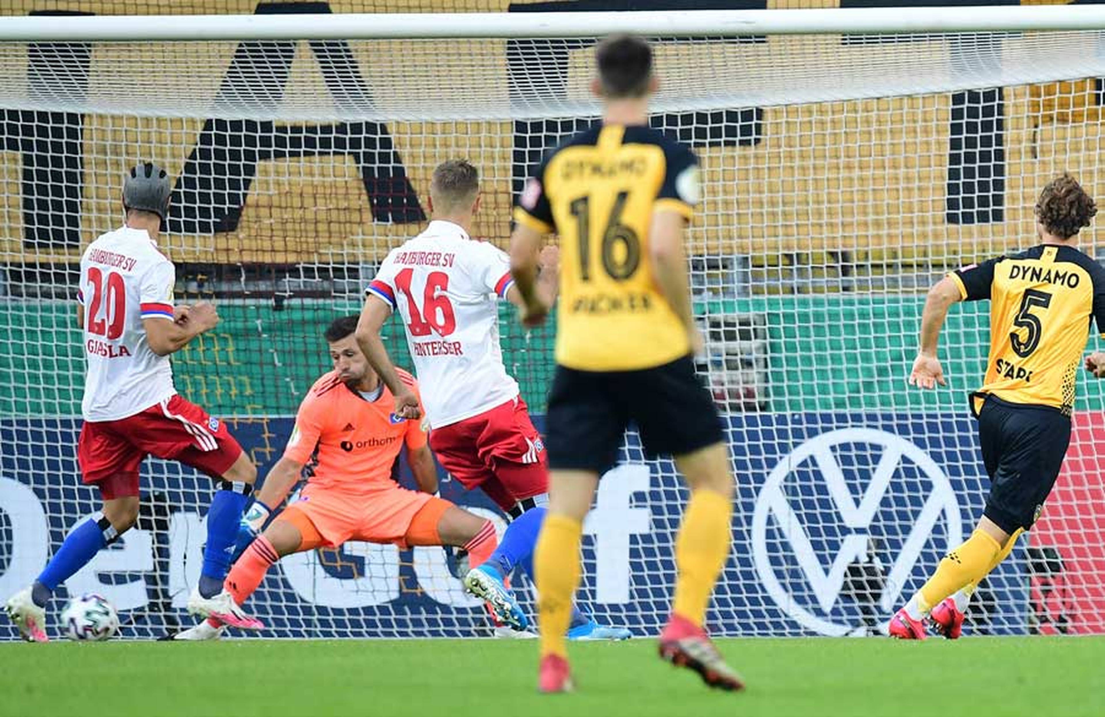 Der Anfang vom Ende: Dresdens Stark trifft bereits in der 3. Minute zur 1:0-Führung.