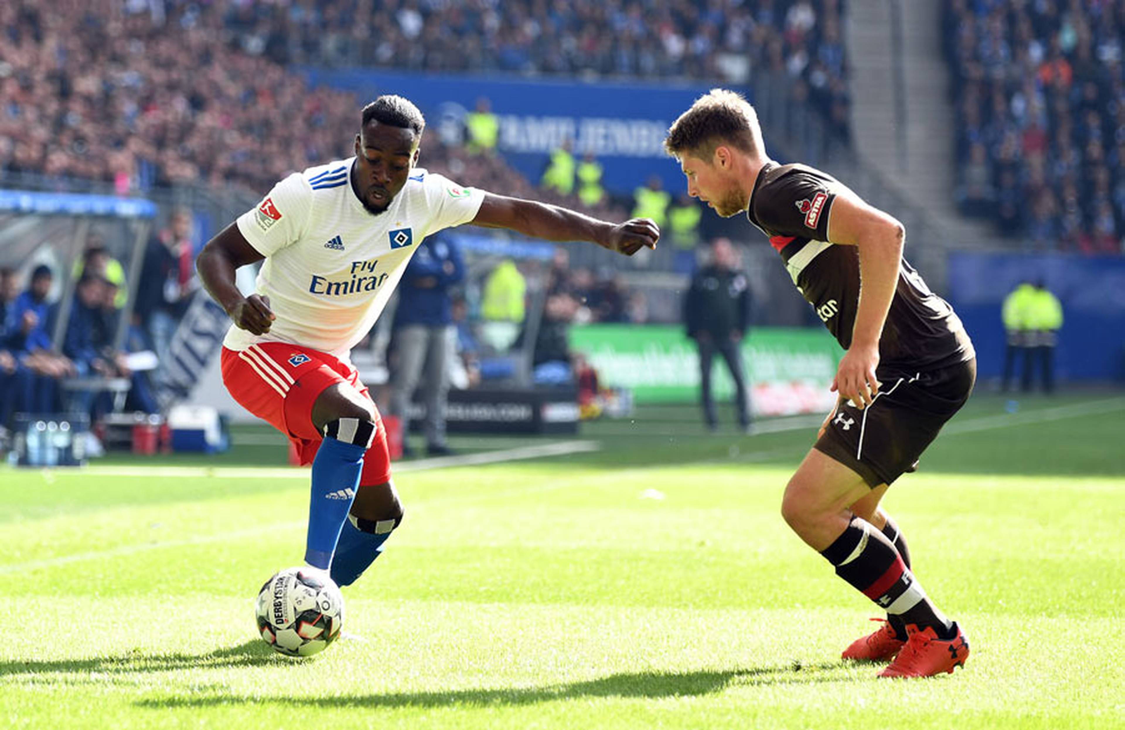 Khaled Narey behauptet den Ball gegen Daniel Buballa.