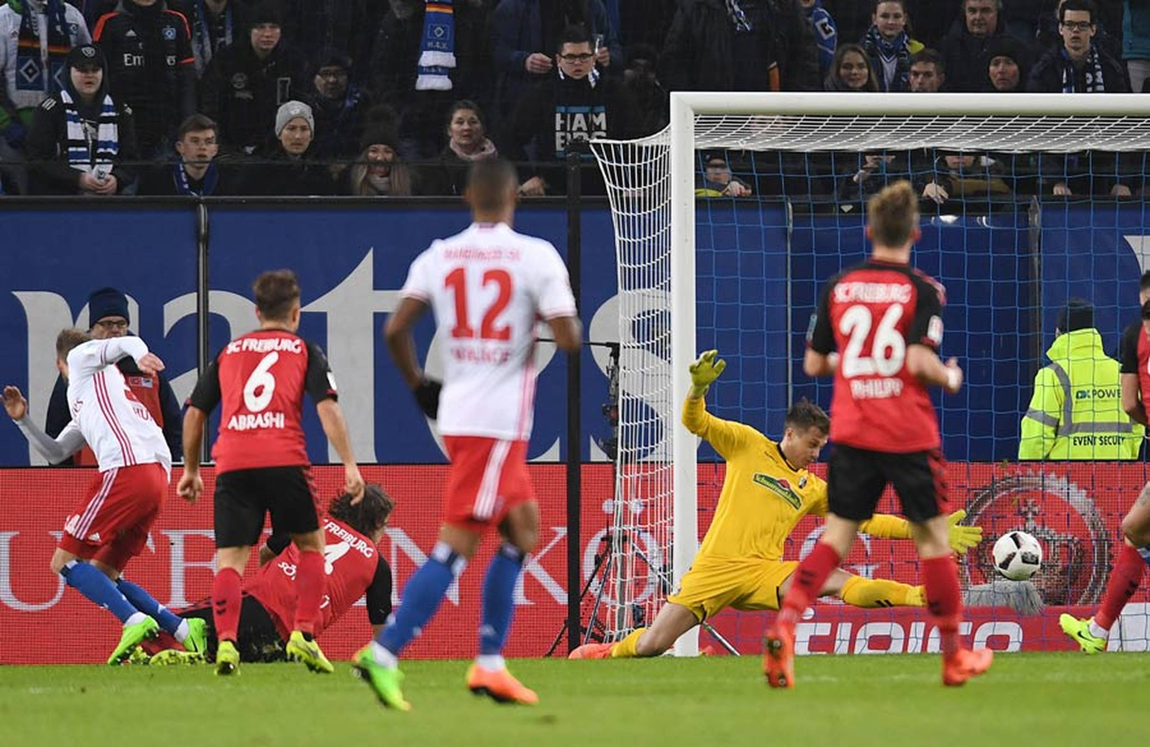 Die Führung! Aaron Hunt vollendet eine Hereingabe von Lewis Holtby zum 1:0 - doch die Freude darüber war nur von kurzer Dauer.