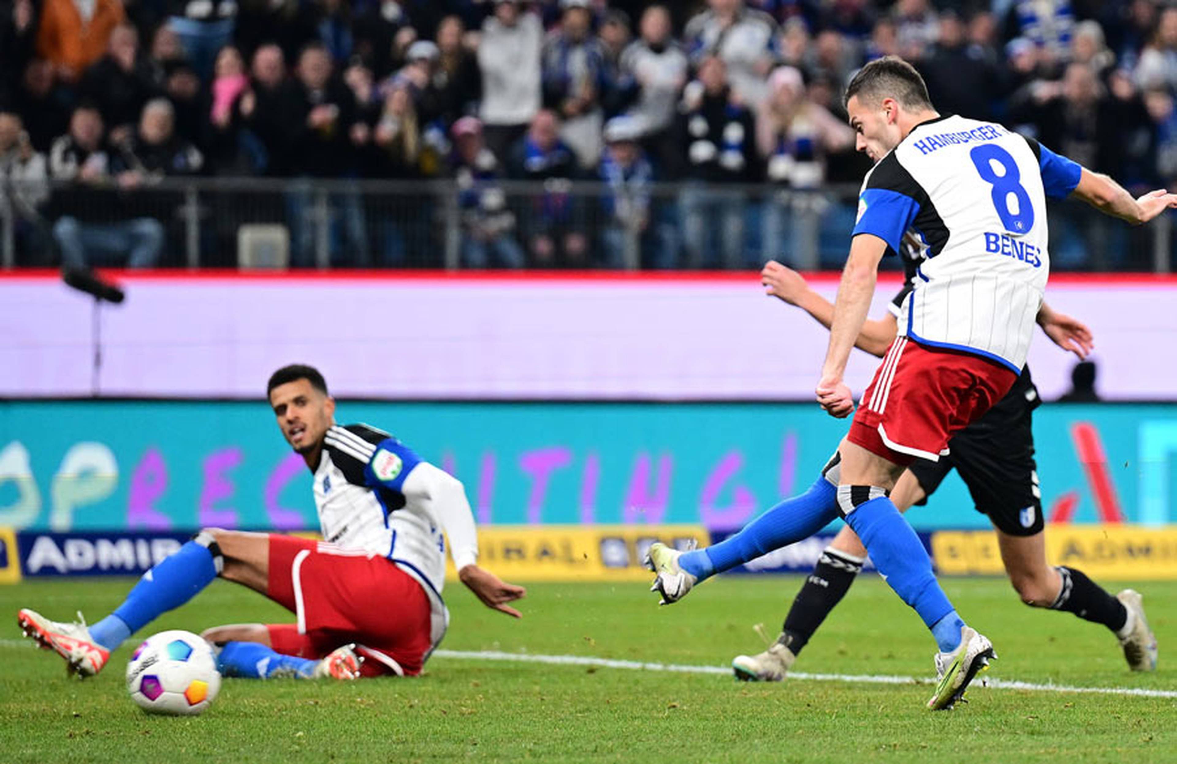 Der Abschluss eines wirklich sehenswerten Angriffs: Benes trifft zum 1:0. 