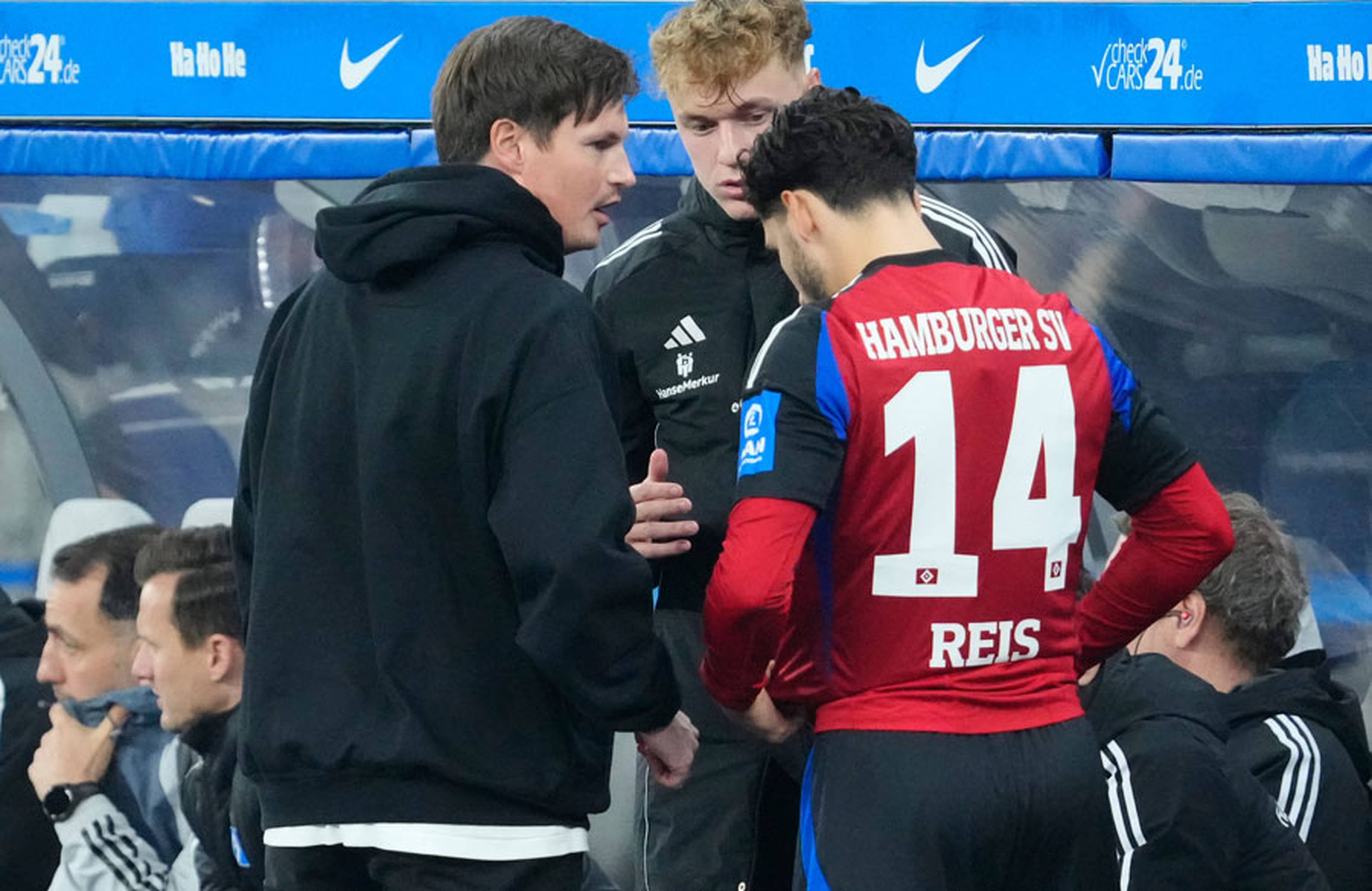Mit den letzten Instruktionen von Coach Merlin Polzin (l.) geht es für Ludovit Reis (r.) gleich los - erster Einsatz seit knapp drei Monaten und mit dem 3:2 ein überaus gelungenes Comeback.