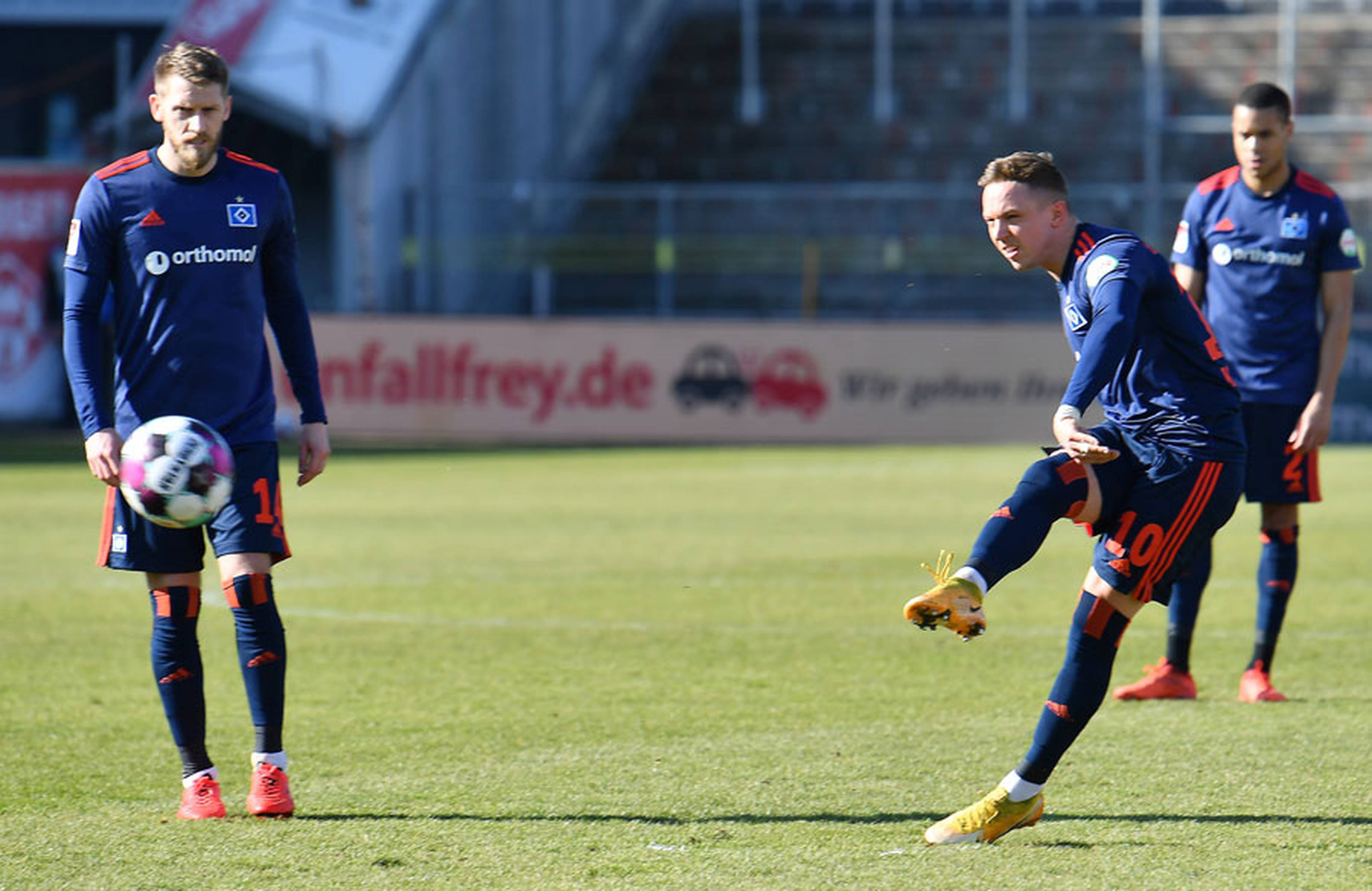 Beste Hamburger Szene: Sonny Kittel trifft mit seinem Freistoß in der 10. Minute den Pfosten.