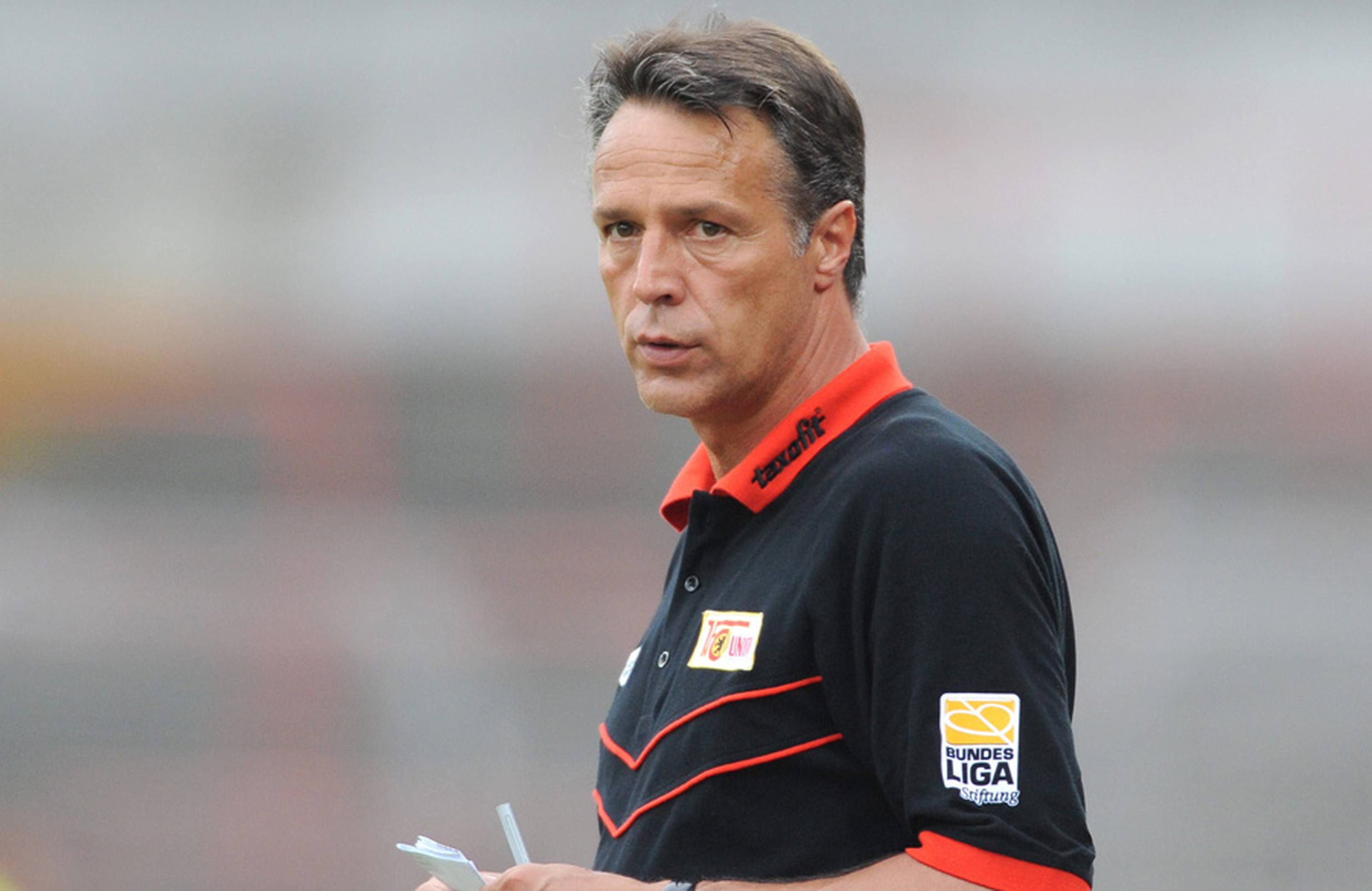 Uwe Neuhaus an der Seitenlinie.