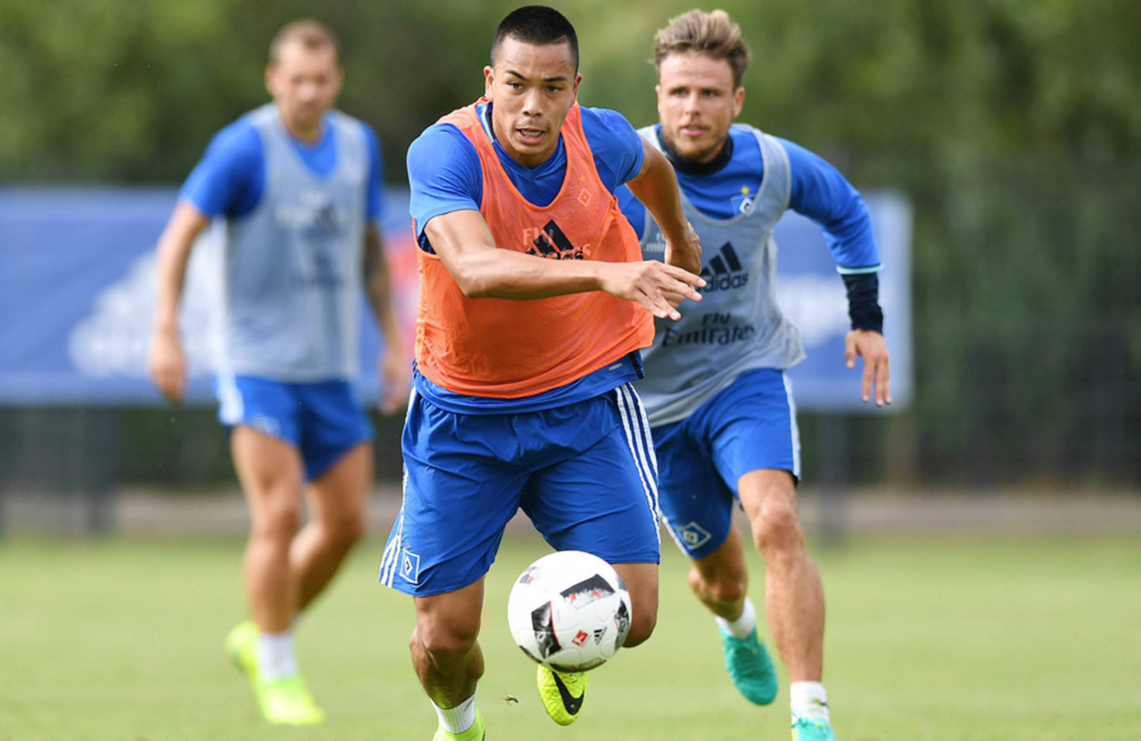 Bobby Wood und Nicolai Müller im Zweikampf.