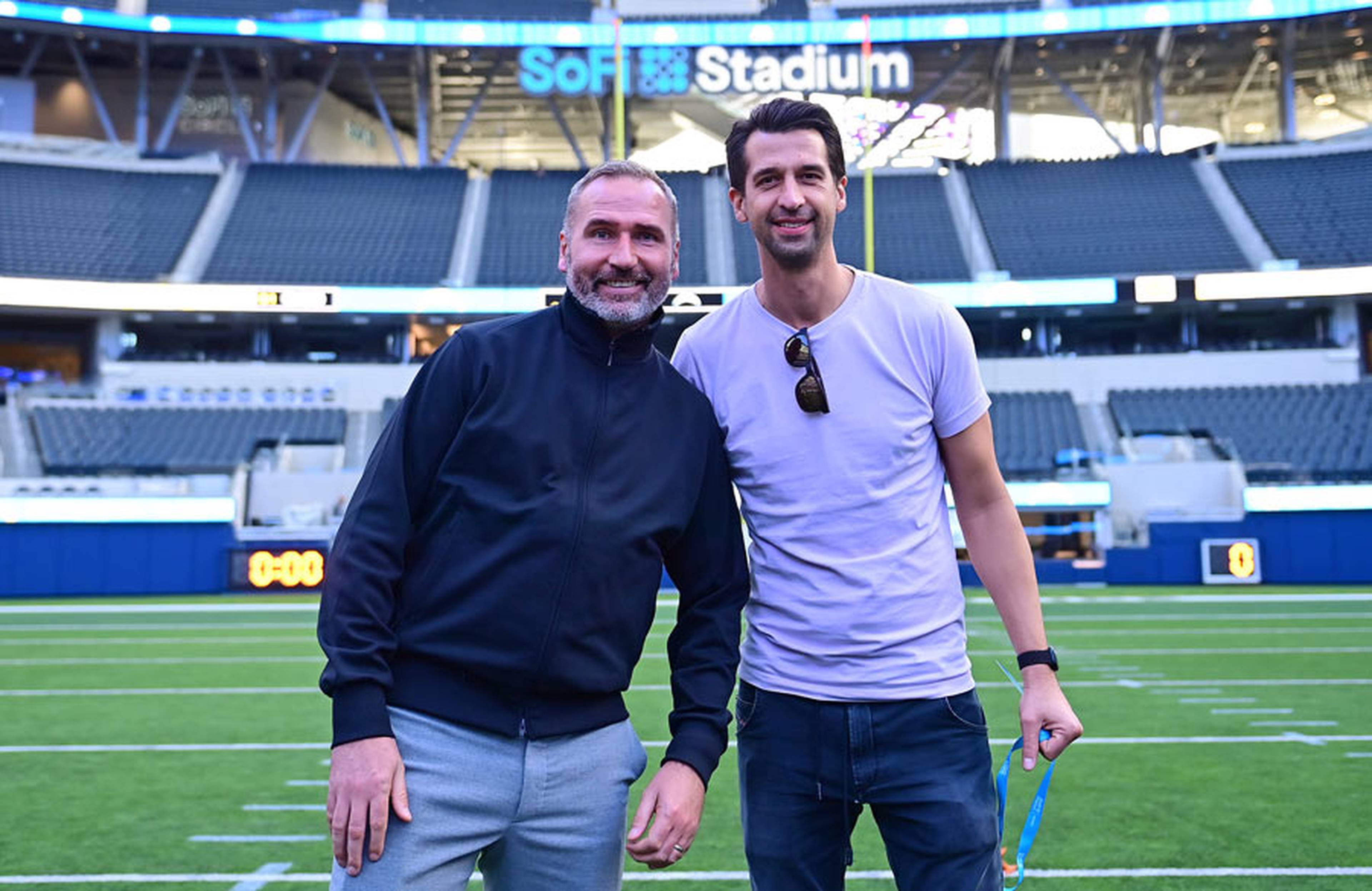 "Einmalige Erlebnisse" - Tim Walter (li.) und Jonas Boldt beim Besuch des SoFi Stadiums. 