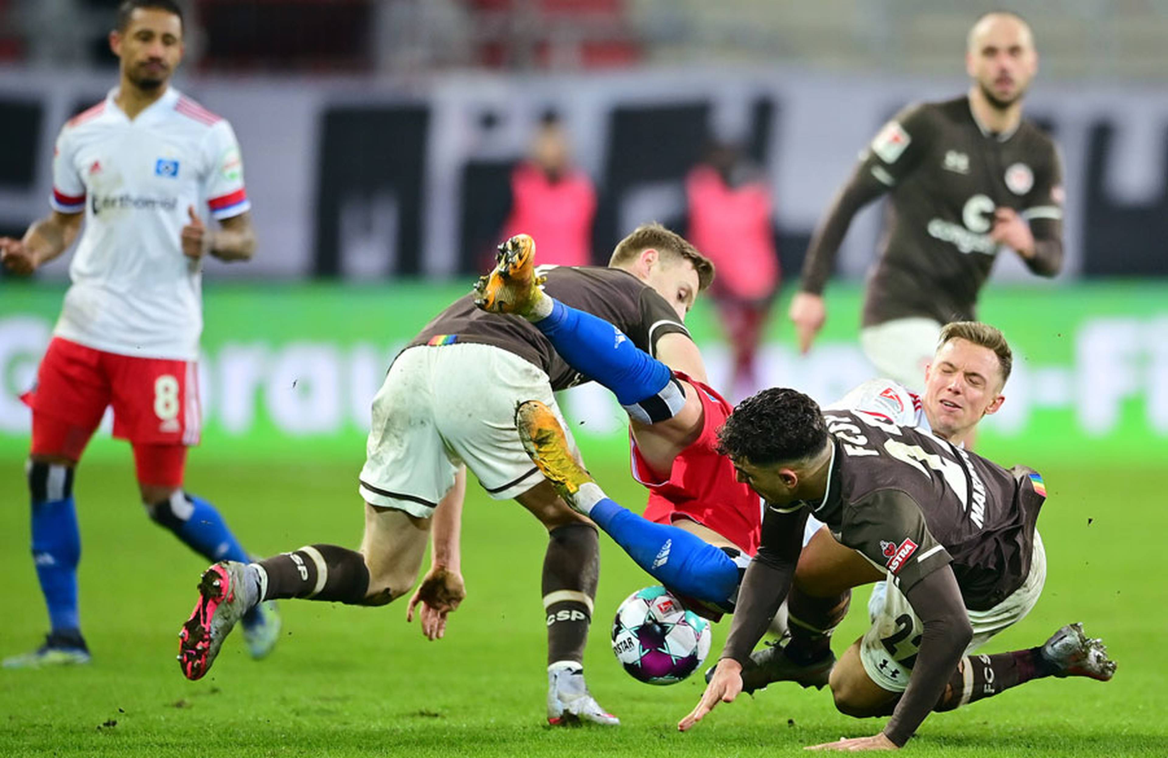Ein Sinnbild der 2. Halbzeit: Viele intensive Zweikämpfe bestimmten für Kittel & Co. das Bild - bis in der Schlussphase der späte Knockout kam.