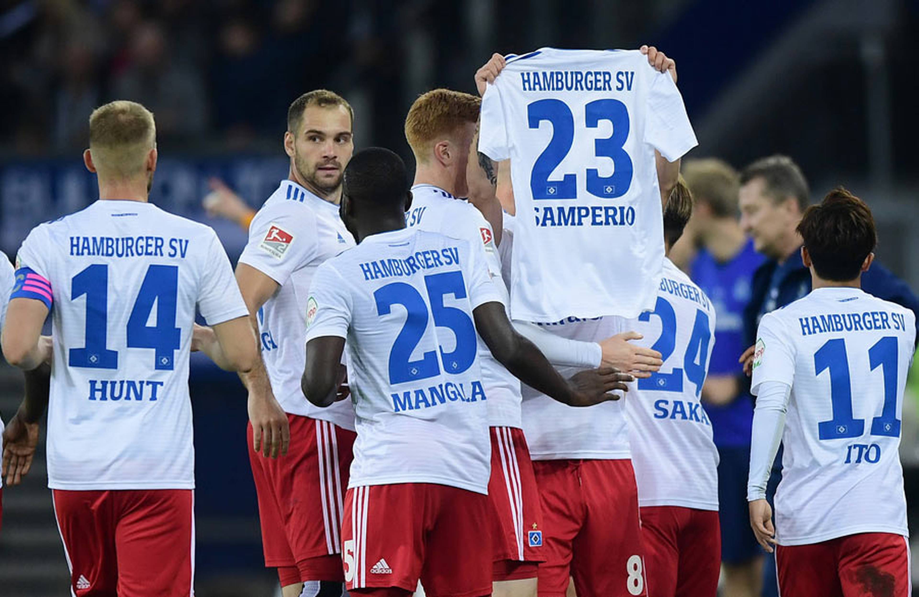 Schöne Geste: Seinen Treffer zum 1:0 feierte Lewis Holtby mit den Mannschaftskollegen und dem Trikot des schwer verletzten Jairo Samperio.