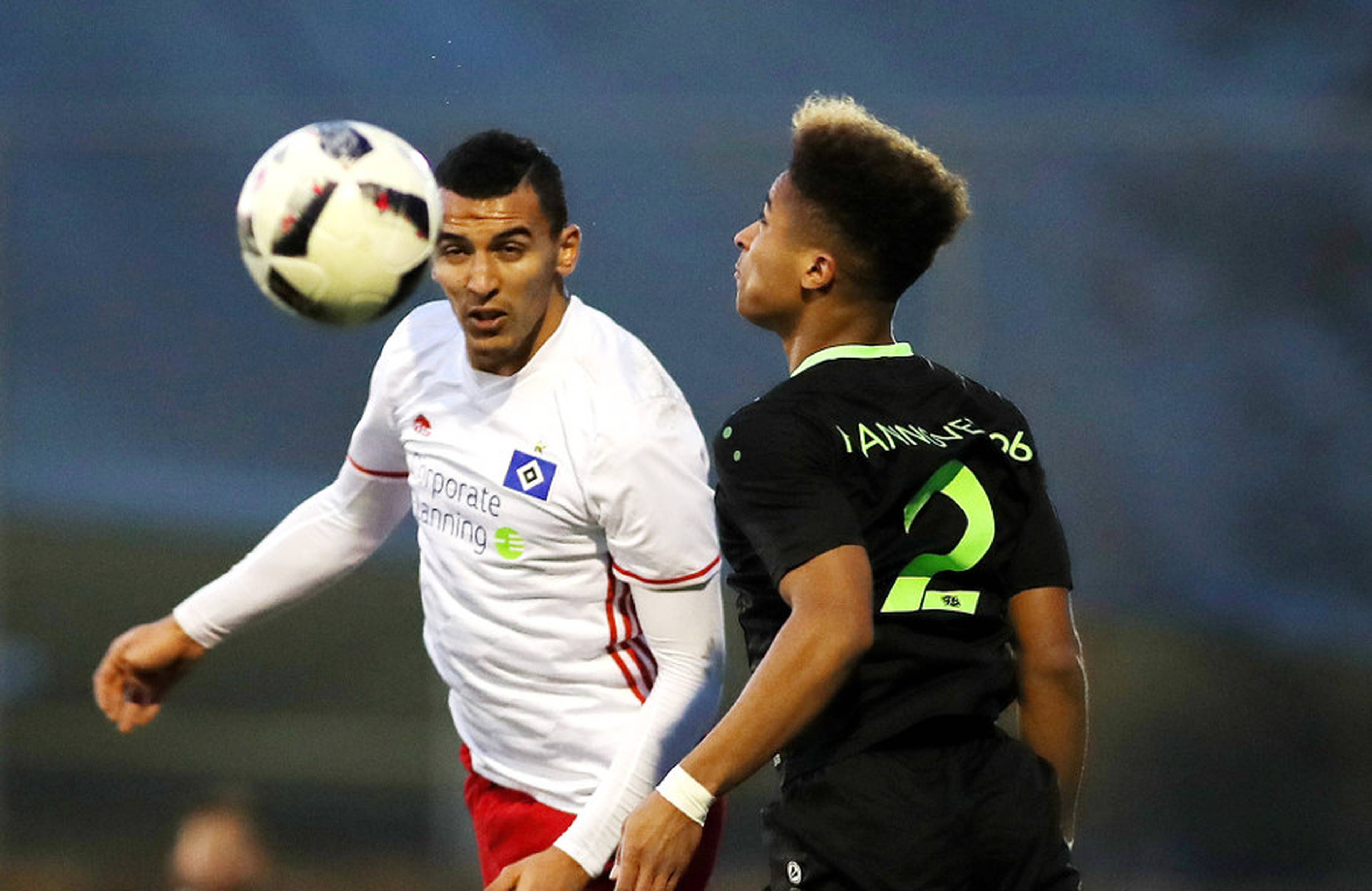 Nabil Bahoui (links) steigt hoch zum Kopfball.
