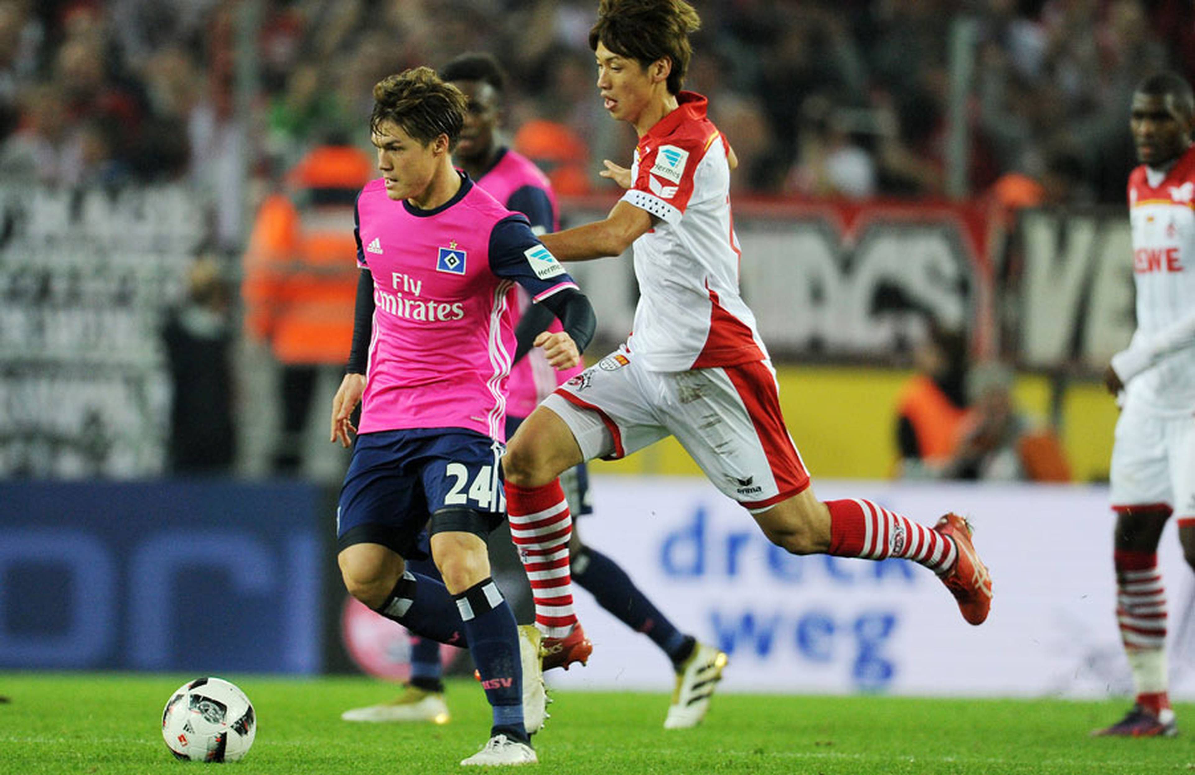 Sakai im Zweikampf mit einem Kölner Spieler.