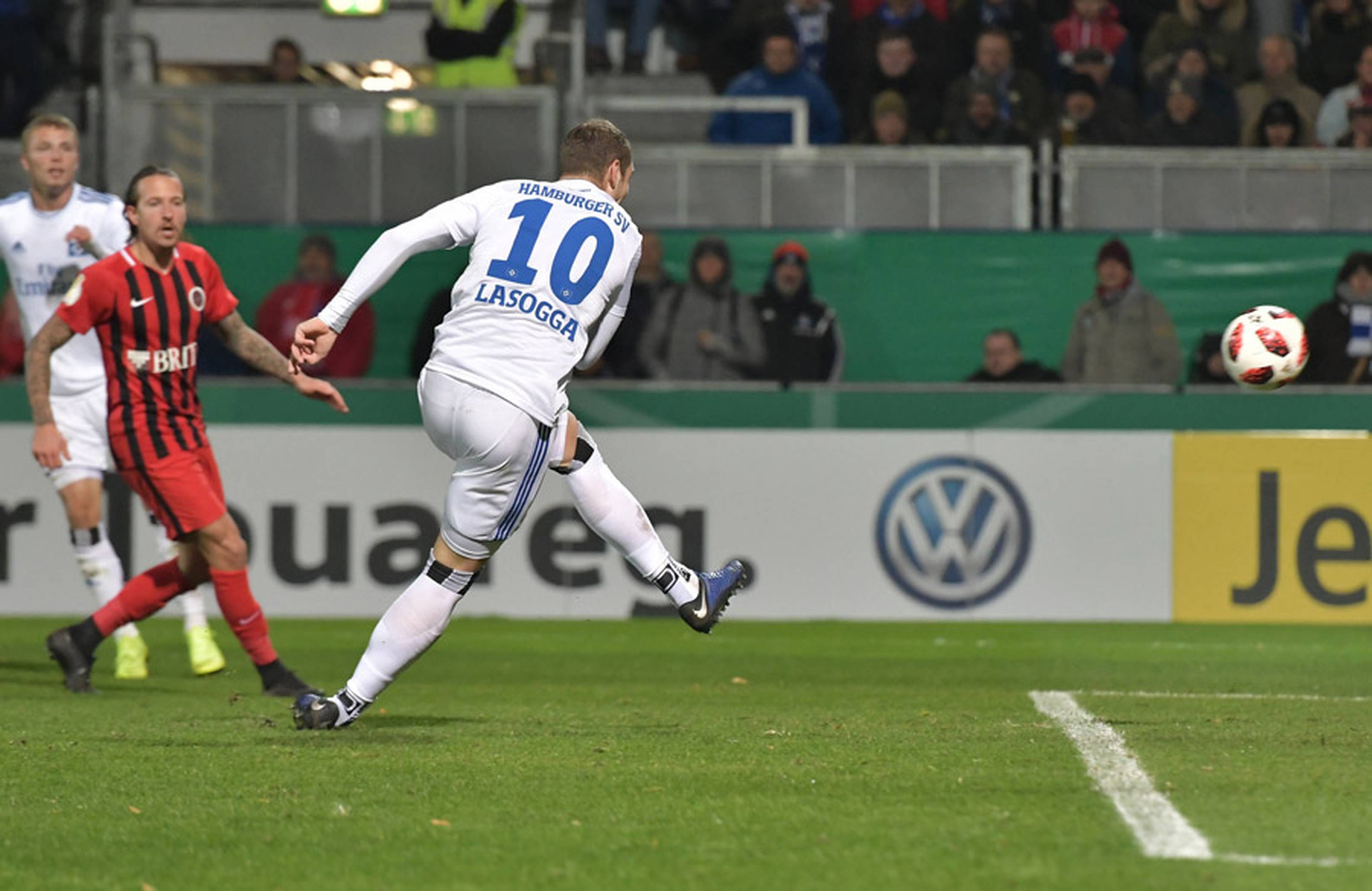 Pierre-Michel Lasogga beim Torschuss gegen Wehen Wiesbaden.