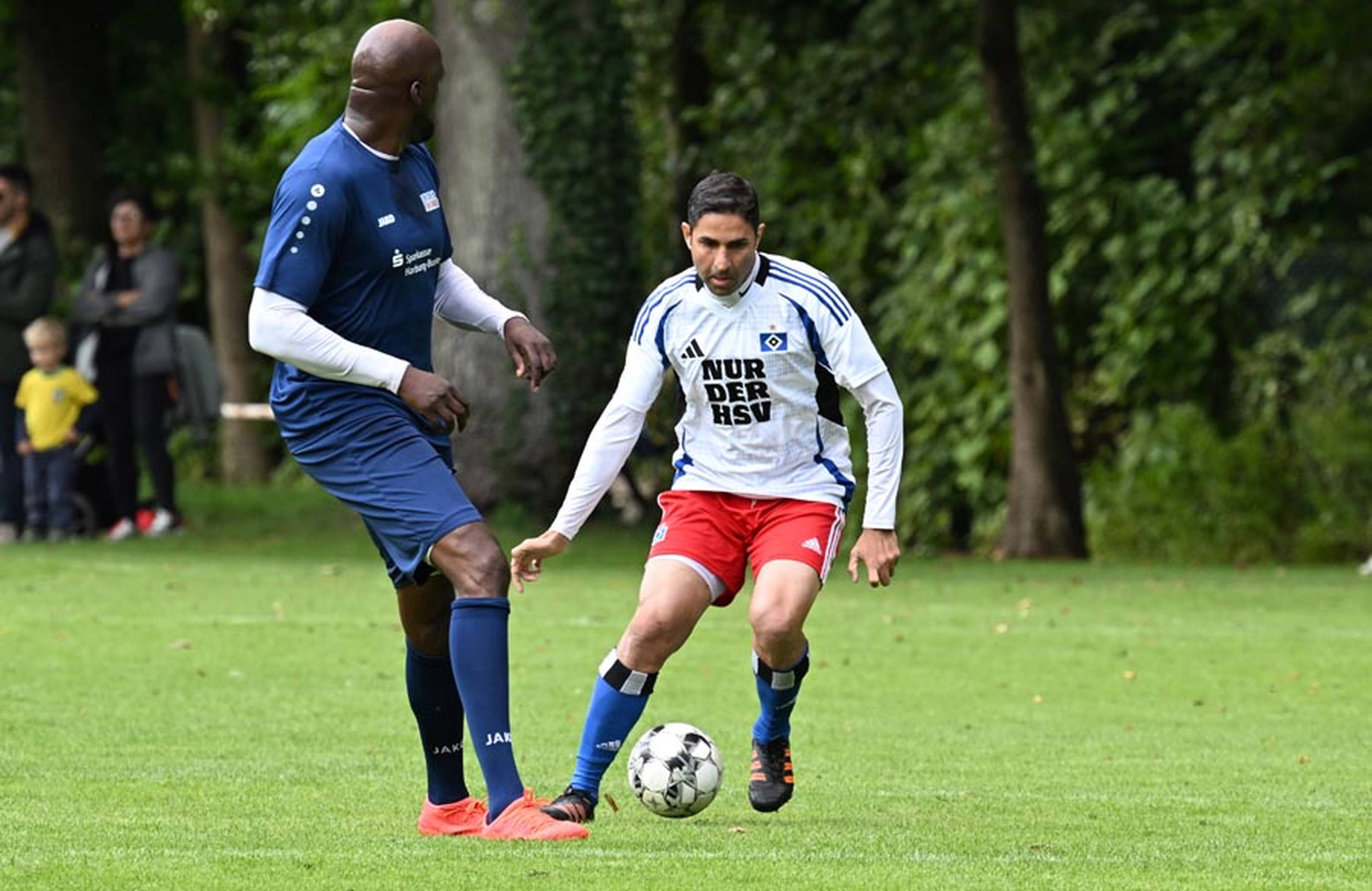 Vahid Hashemian setzt sich gegen Morike Sako durch.