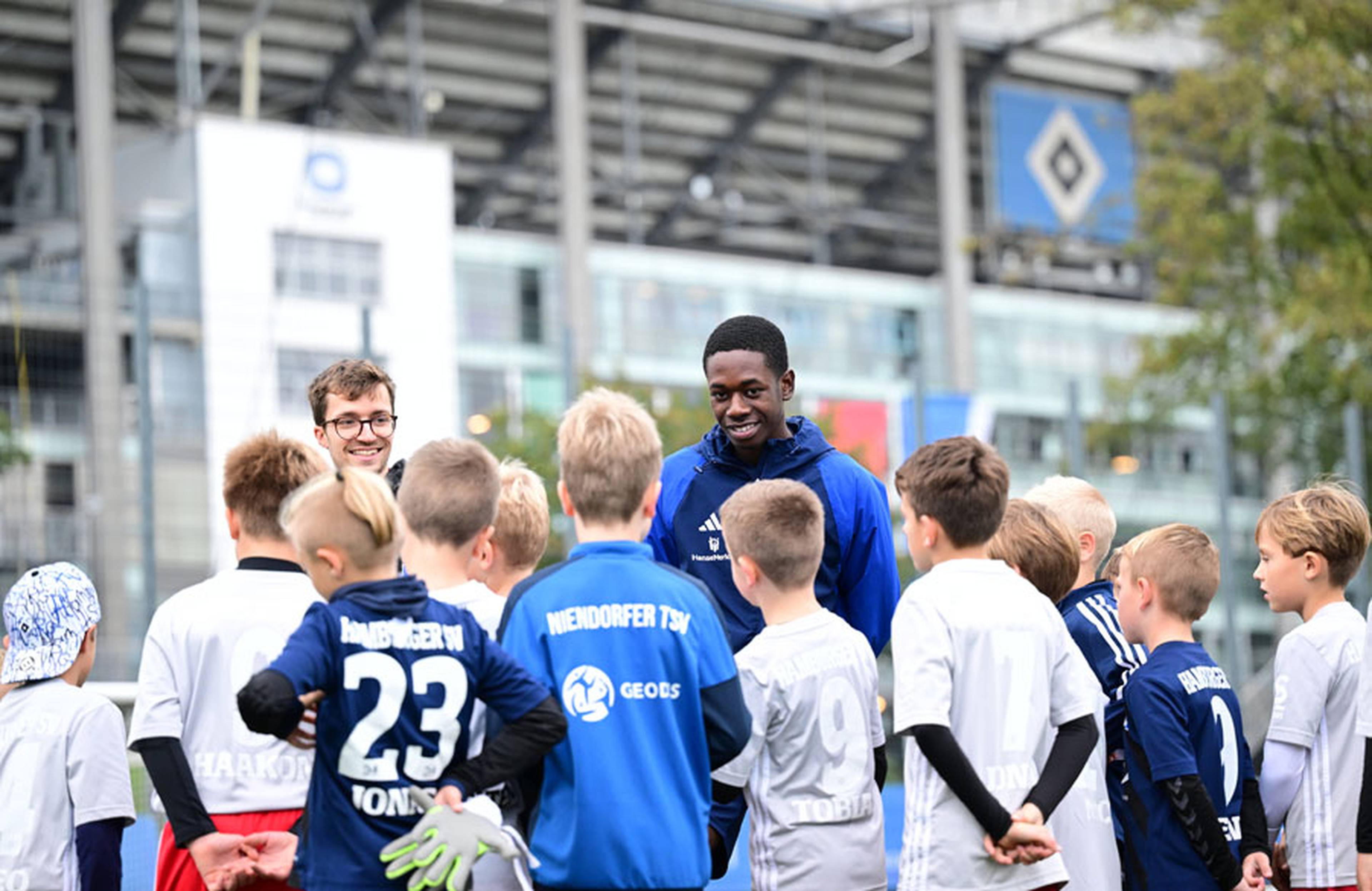 Elijah Krahn stammt selbst aus dem Nachwuchs des HSV und hatte sichtlich Spaß, sein Wissen an die Kids der HSV-Fußballschule weiterzugeben.