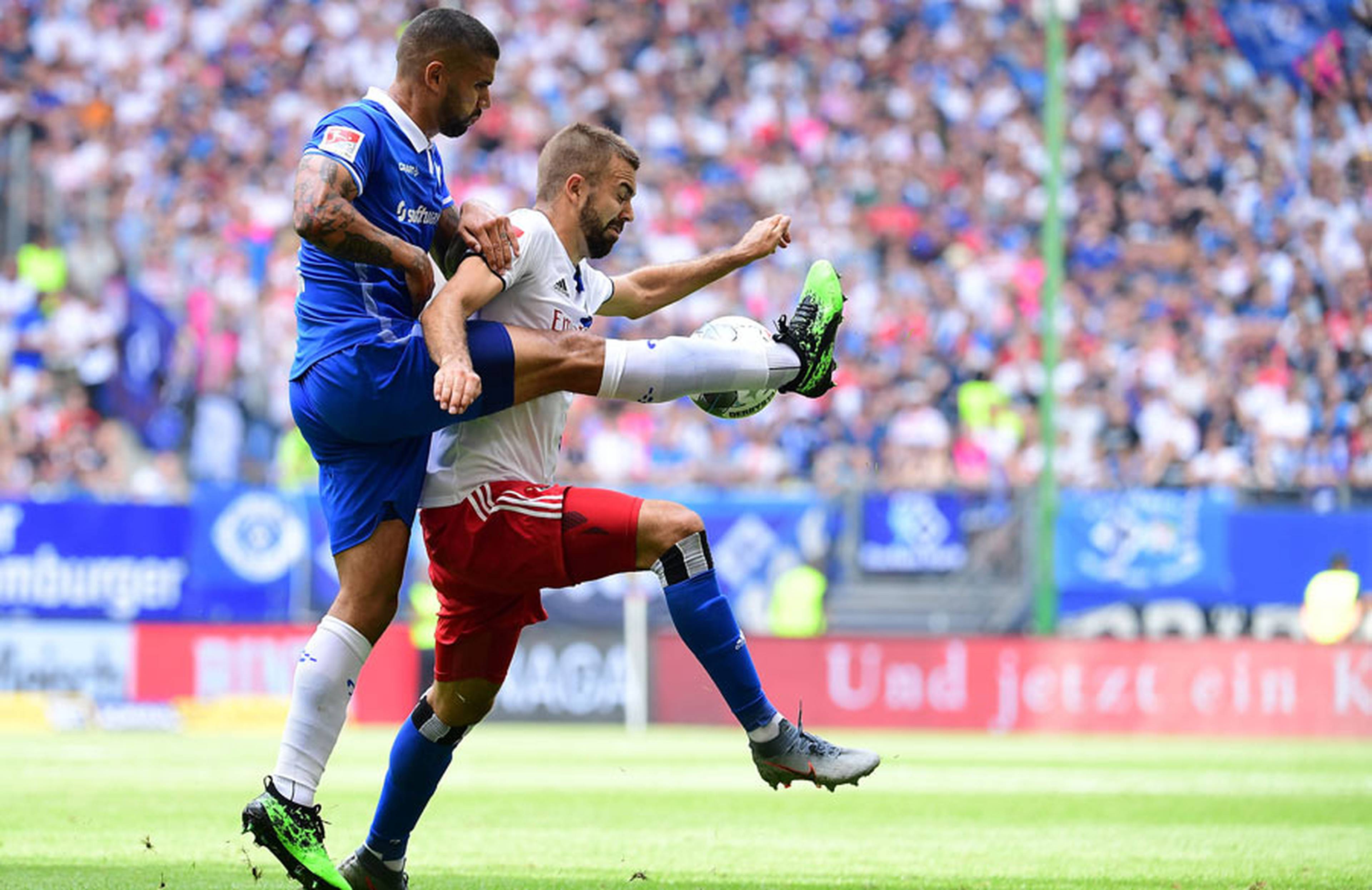Lukas Hinterseer im Zweikampf mit Darmstadts Palsson.