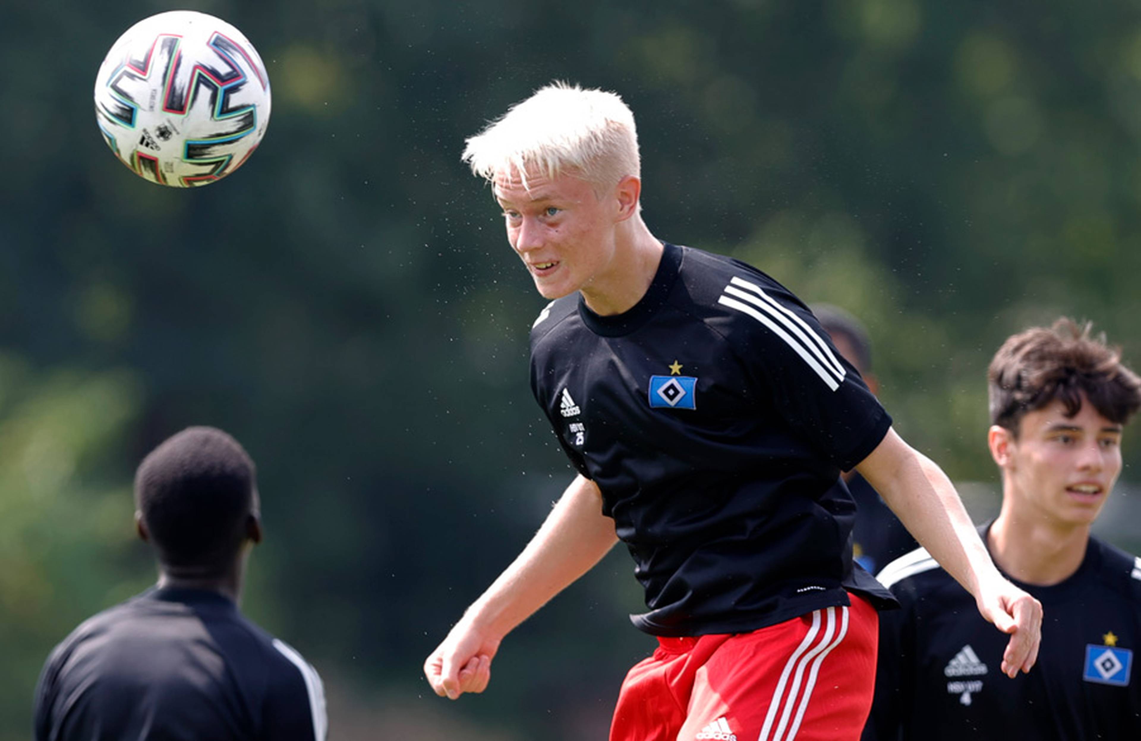 Den Ball fest im Blick: Die U17-Junioren starten am Sonntag mit einem Derby beim FC St. Pauli in die neue Bundesliga-Saison.