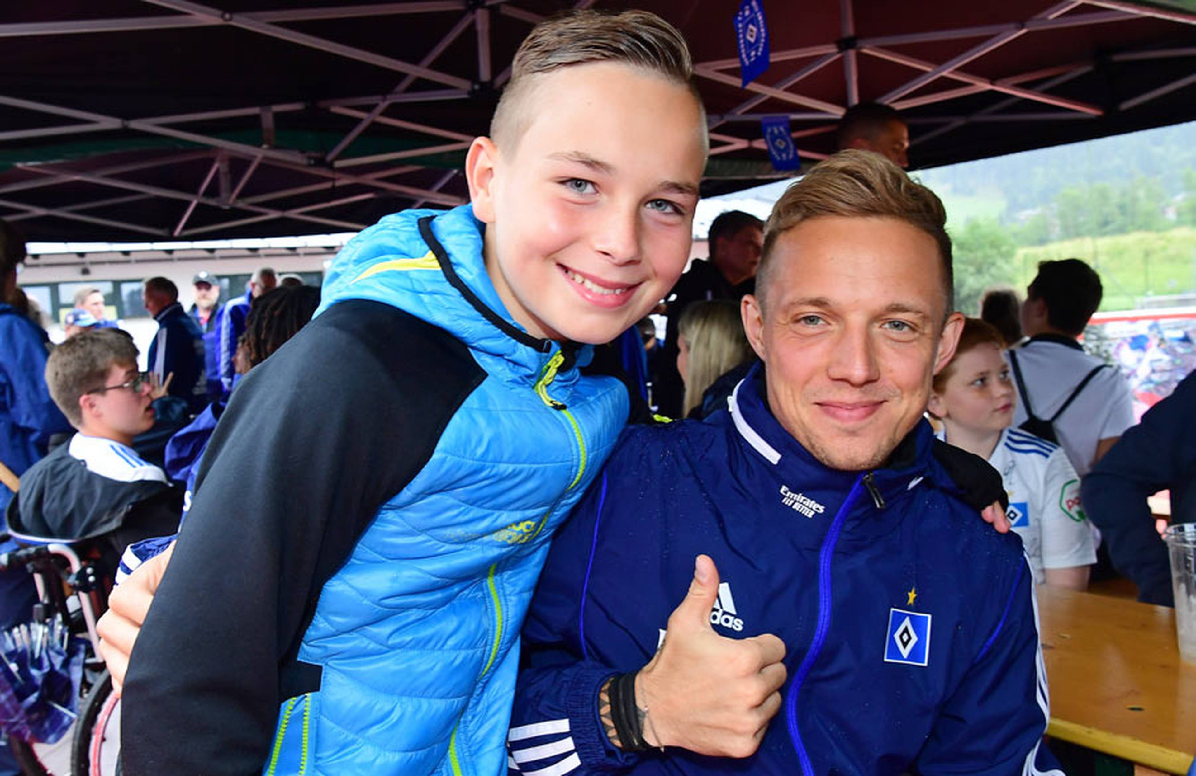 Nachwuchskicker Manuel aus Frankfurt mit dem hessischen HSV-Neuzugang Sonny Kittel. 