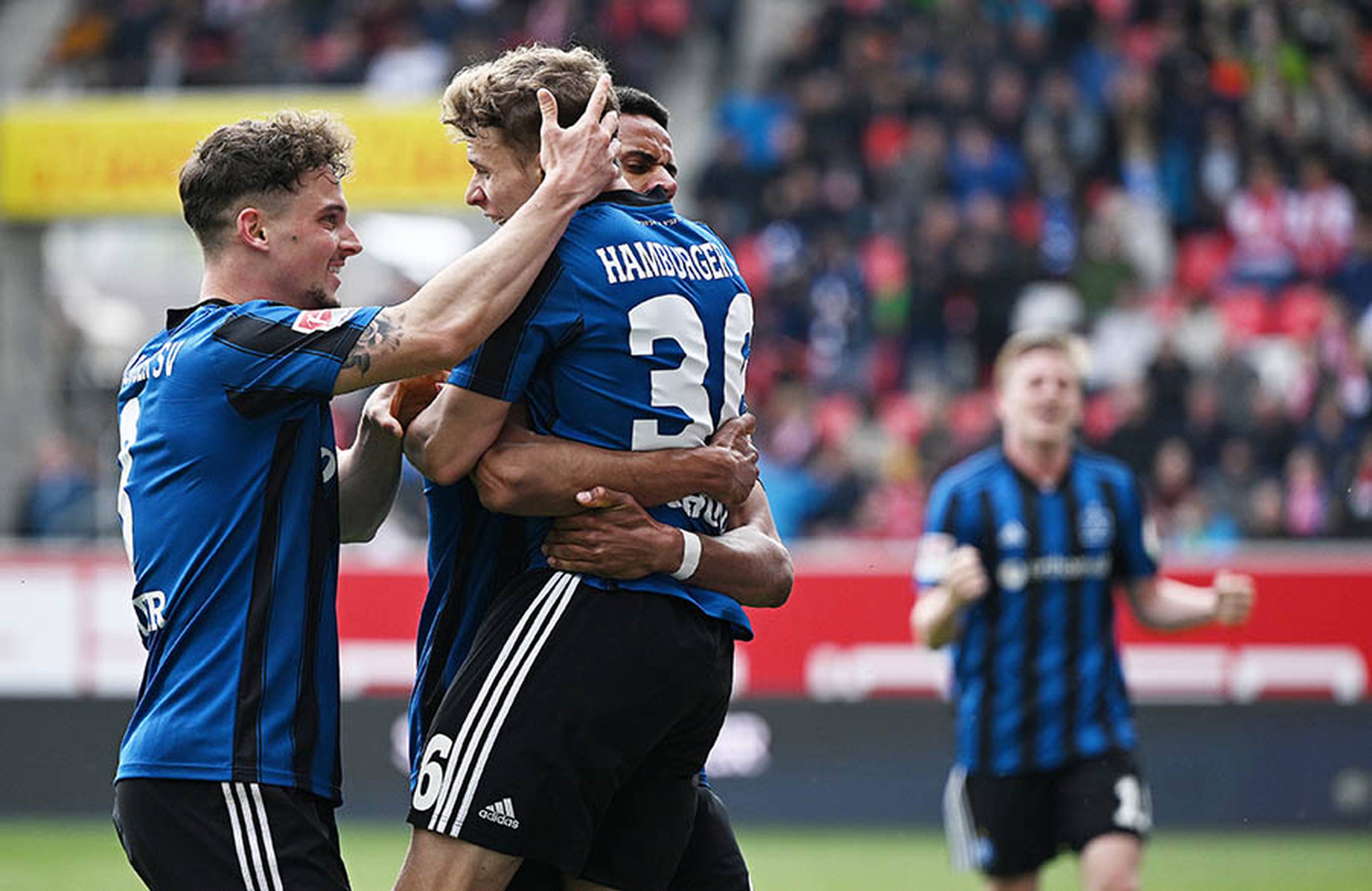 Kollektive Freude über sein zweites Tor im HSV-Dress: Moritz Heyer, Torschütze Anssi Suhonen und Robert Glatzel (v.l.). 