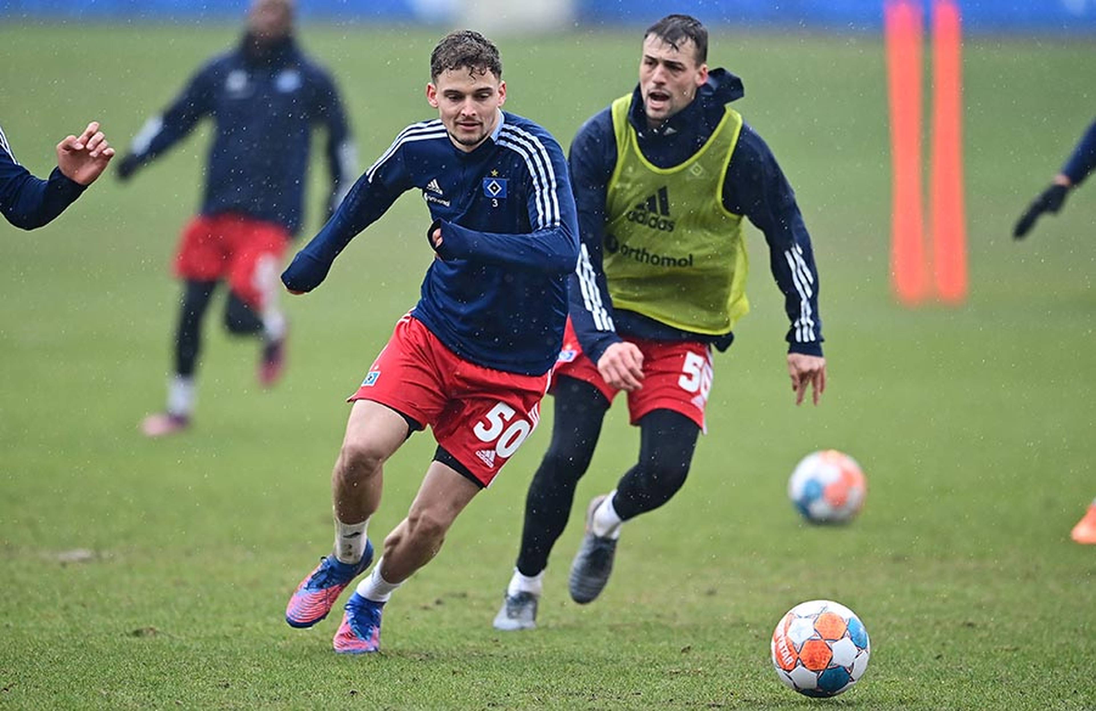 Hommage an die Rothosen: Die HSV-Profis um Moritz Heyer und Jonas Meffert (v.l.) absolvierten das heutige Vormittagstraining in roten Hosen mit der Nummer 50. 