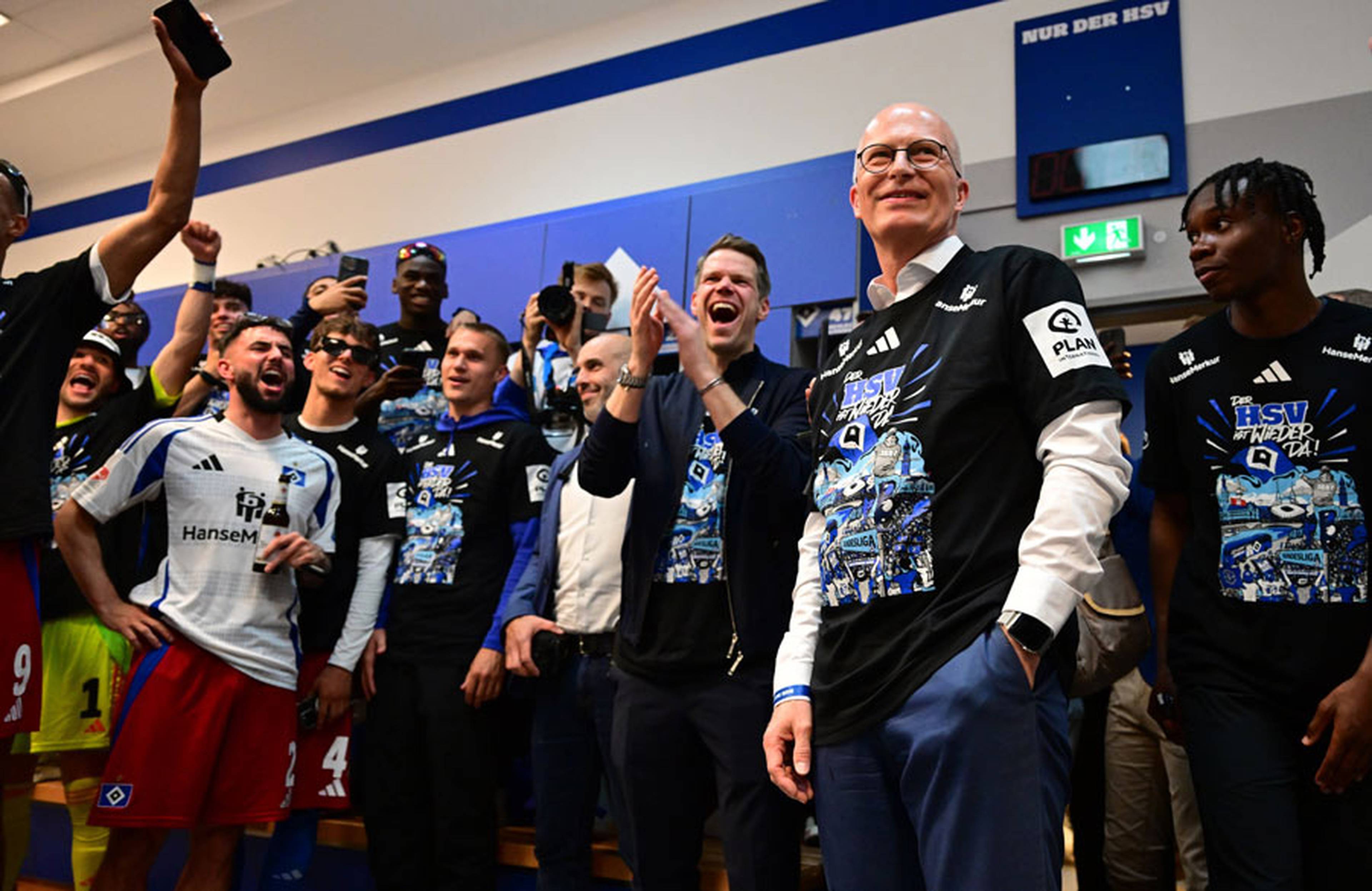 Hamburgs Erster Bürgermeister Peter Tschentscher lädt die Mannschaft ins Rathaus ein, einen Tag später folgte die Einladung für die HSV-Frauen. 