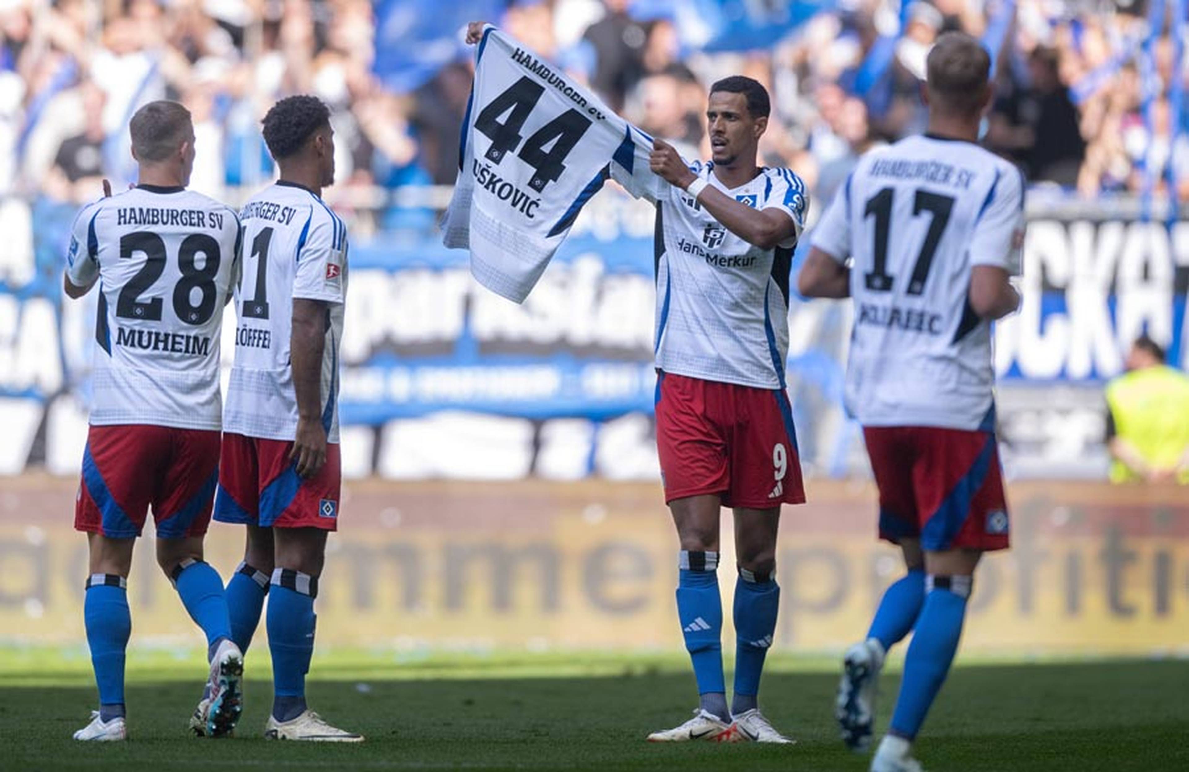 Die Mannschaft möchte Mario Vuskovic weiter unterstützen und mit der Jubel-Geste den Rücken stärken. 