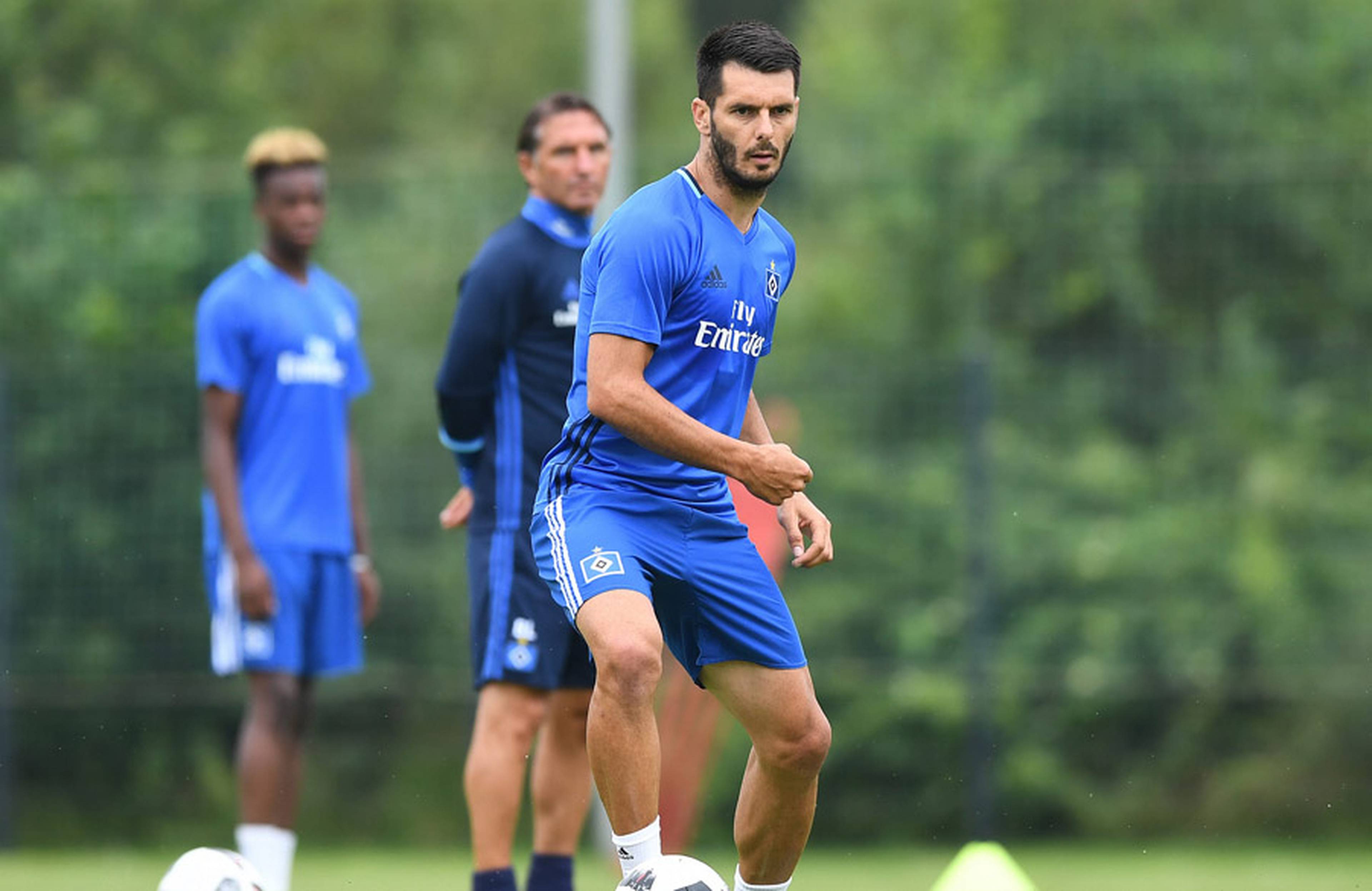 Emir Spahic steht auf dem Trainingsplatz und spielt einen Pass.