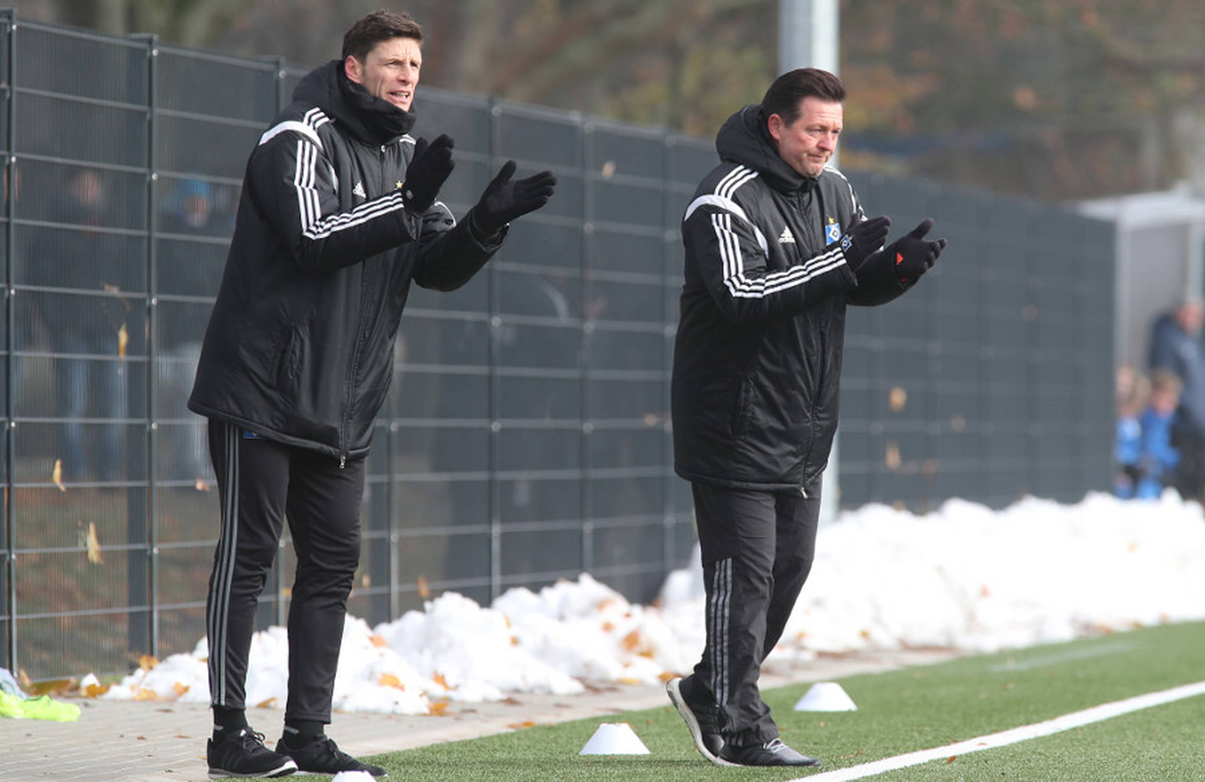 Da kann man schonmal klatschen! Co-Trainer Bastian Reinhardt und Trainer Christian Titz (re.) spielen eine gute Saison mit ihrer U17.