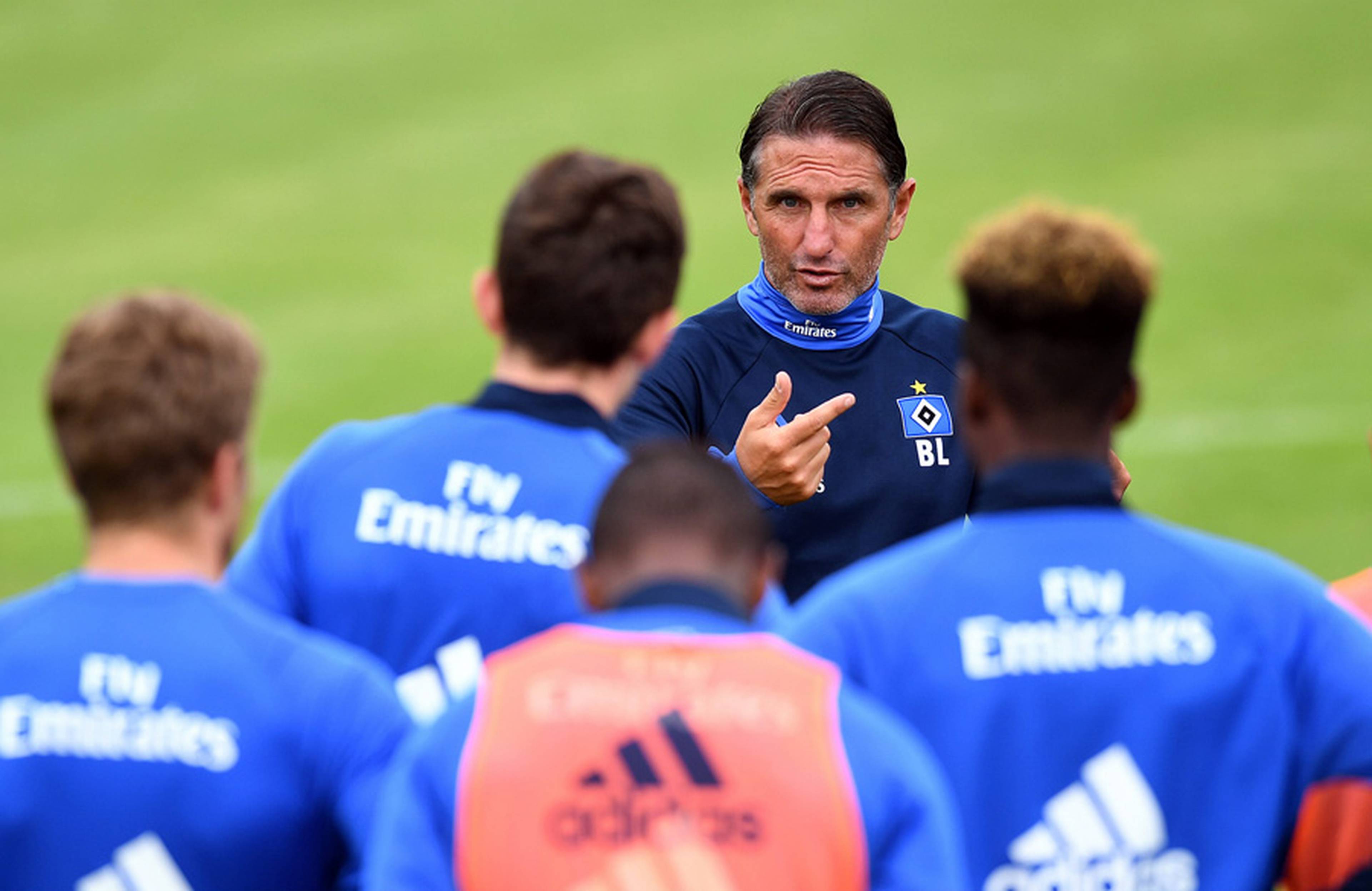 Trainer Bruno Labbadia auf dem Trainingsplatz im Austausch mit seinen Spielern.