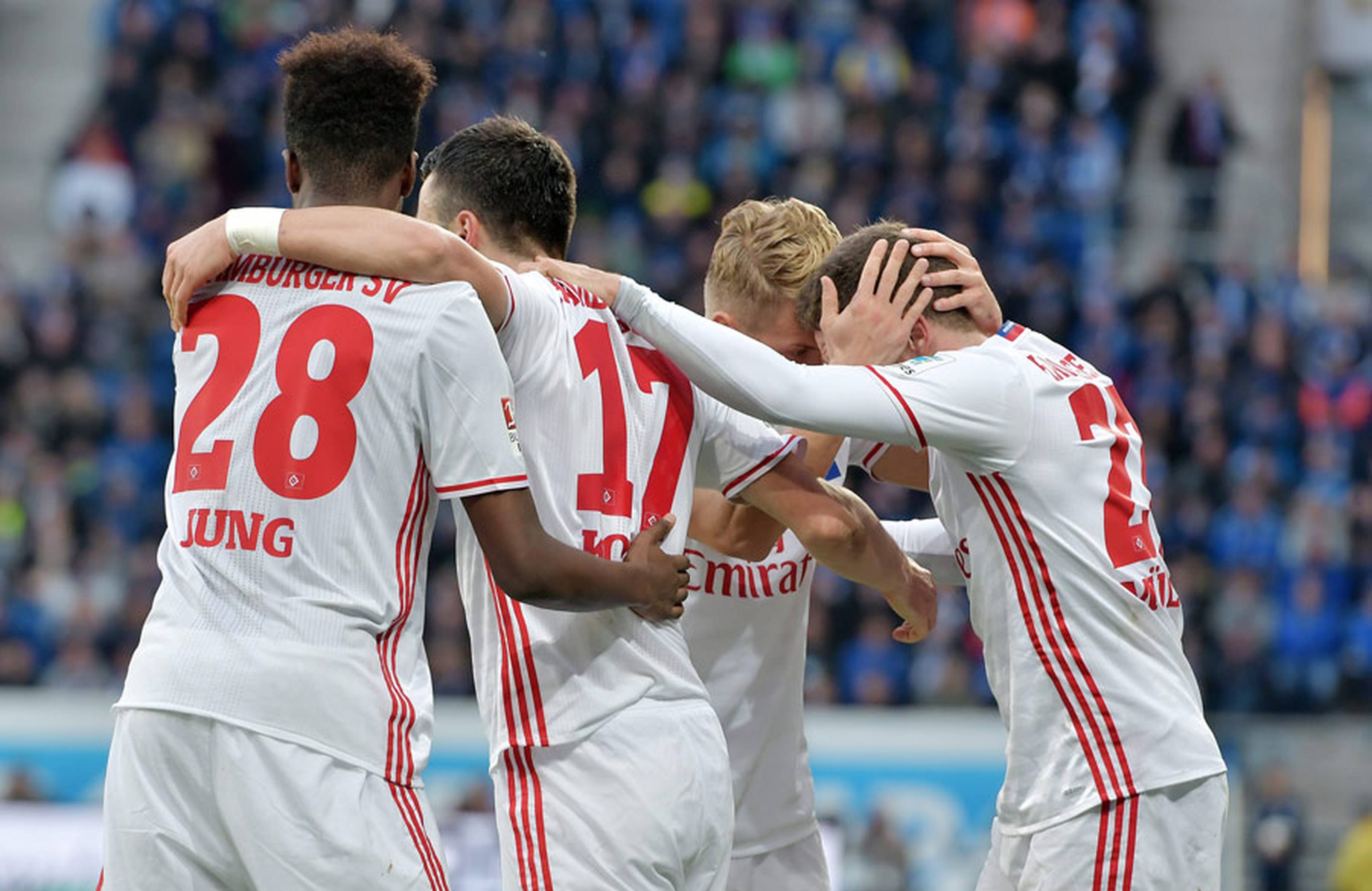 Die beiden Torschützen Filip Kostic und Nicolai Müller bejubeln mit den Kollegen ihre Treffer, die den Rothosen am Ende einen wichtigen Punkt brachten.