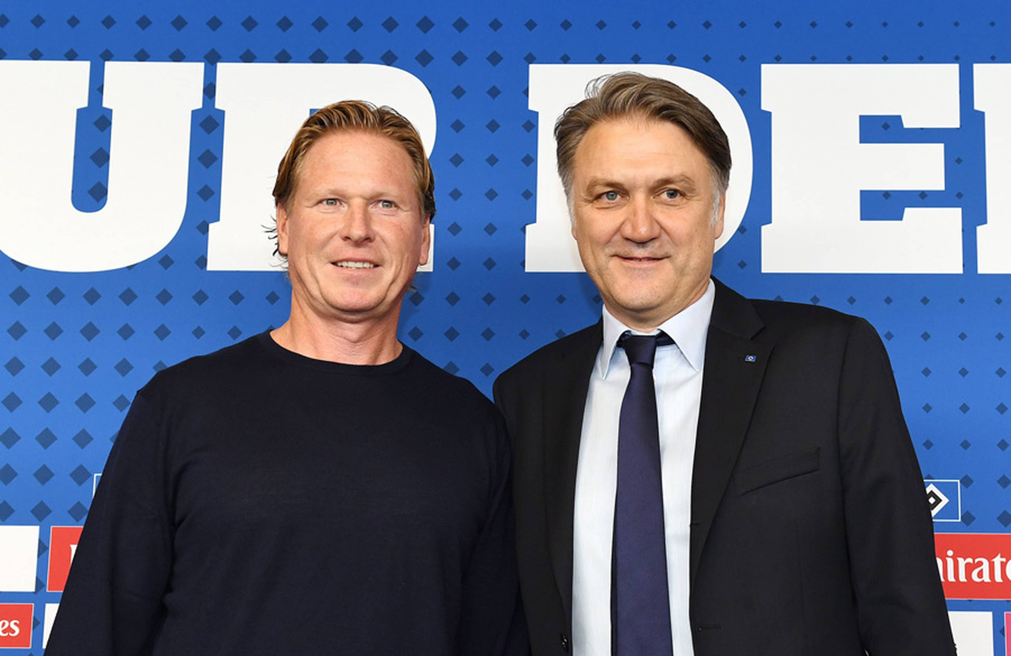Dietmar Beiersdorfer und Markus Gisdol stehen auf dem Podium.