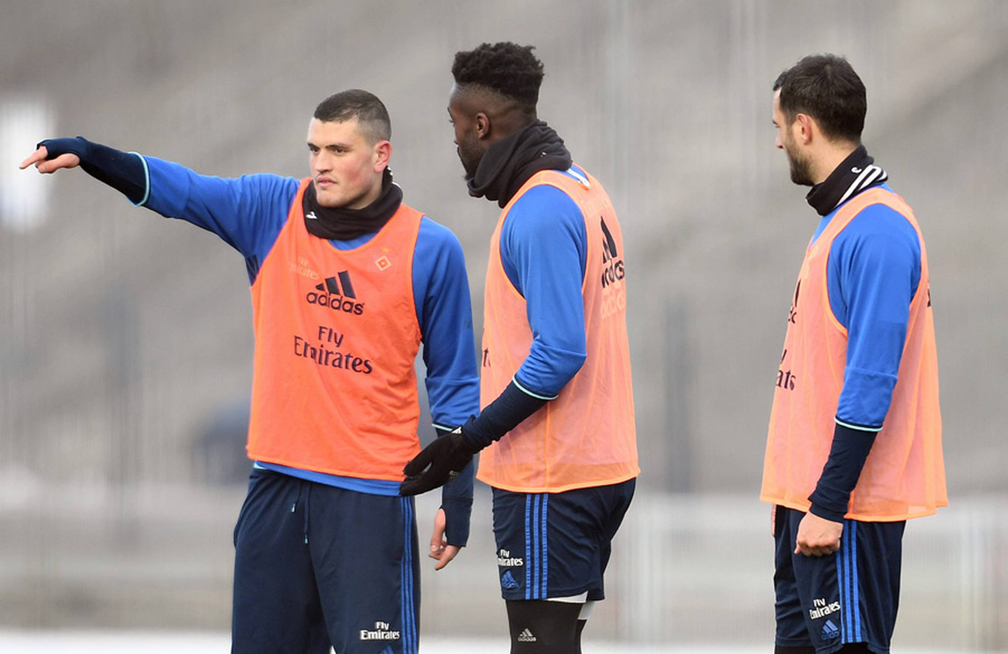Papadopoulos talking to Mavraj and Djourou.