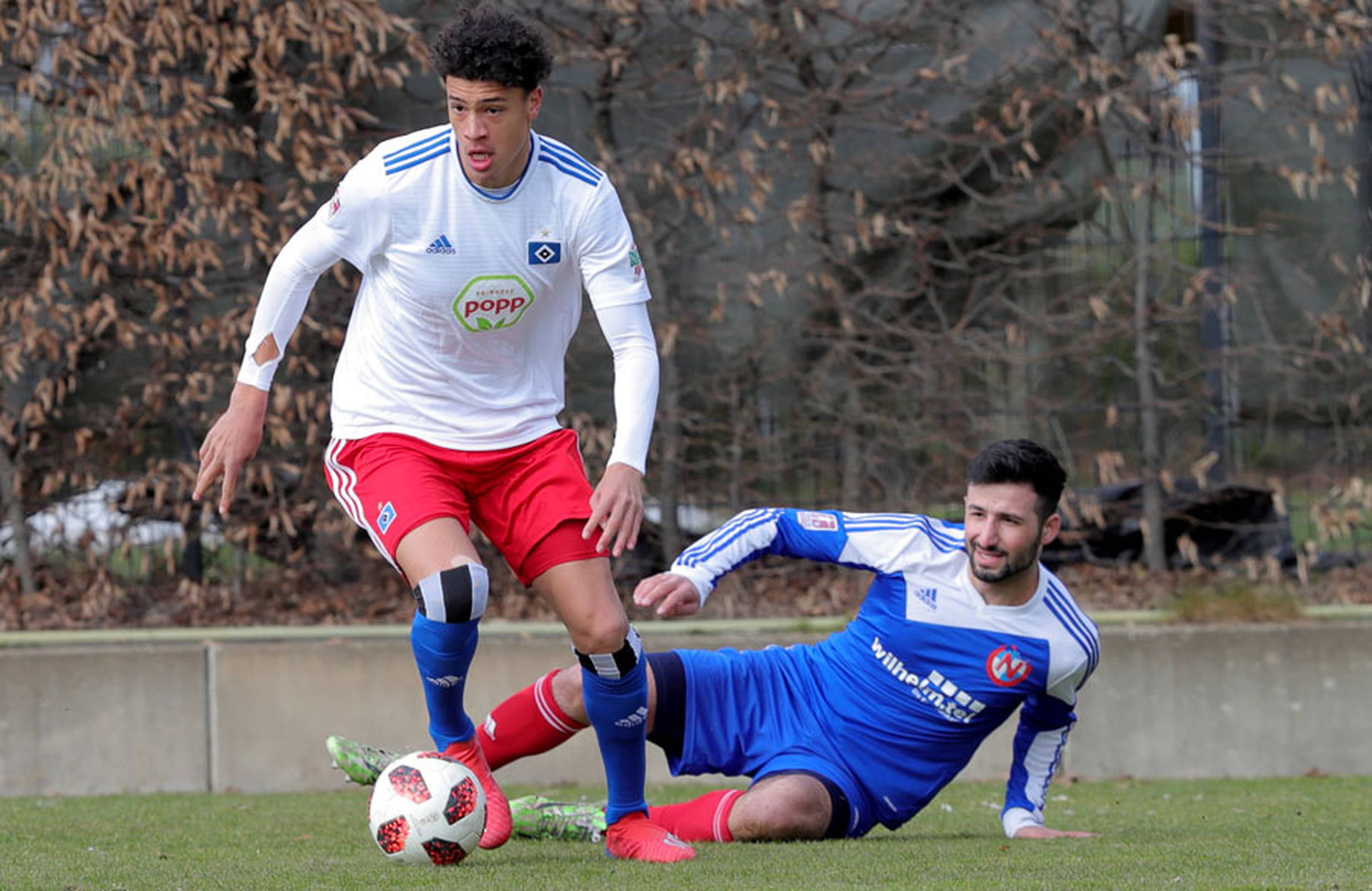 Jonas David führt den Ball am Fuß.