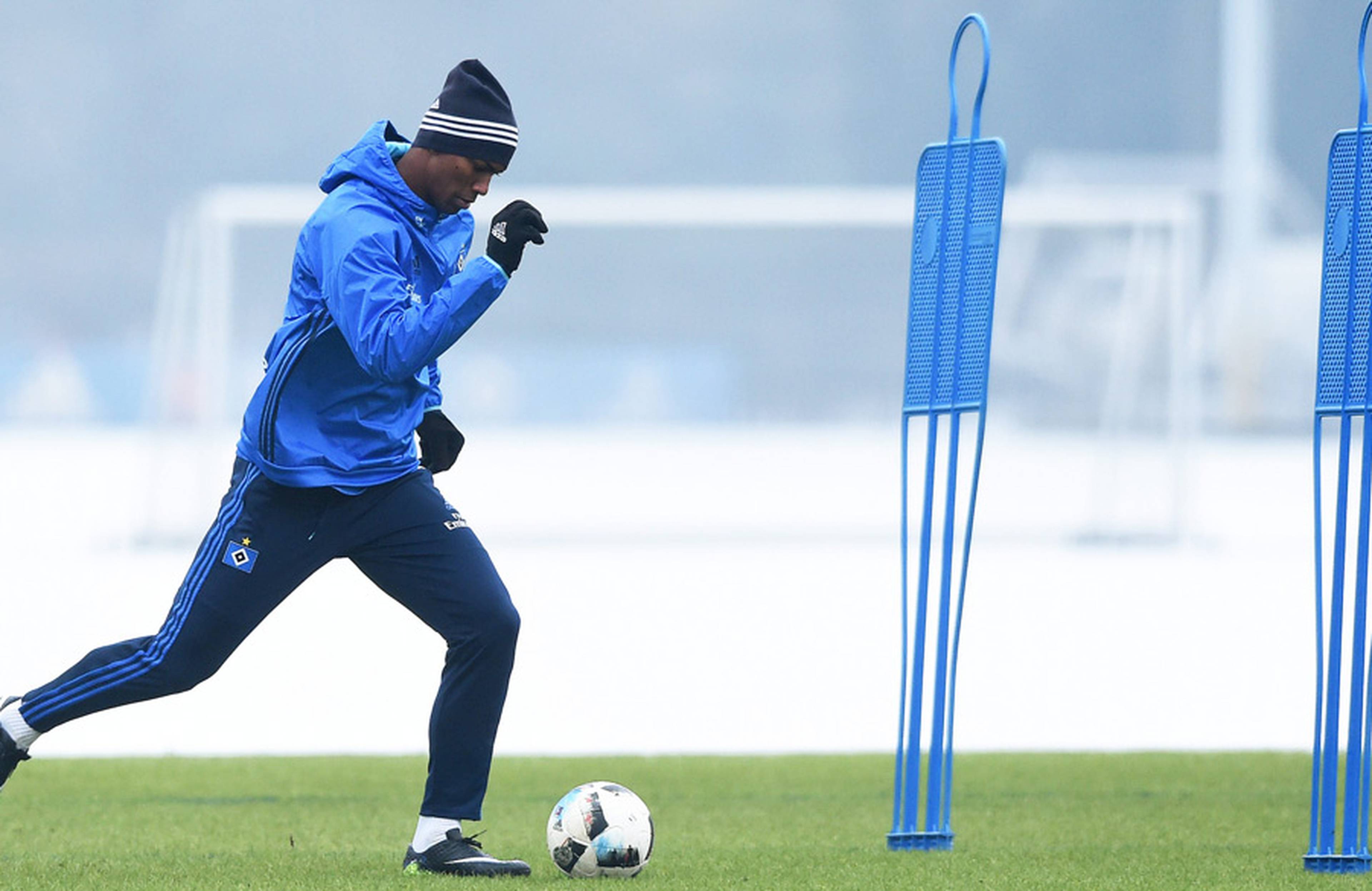 Walace dribbling at tempo in his first HSV training session. 