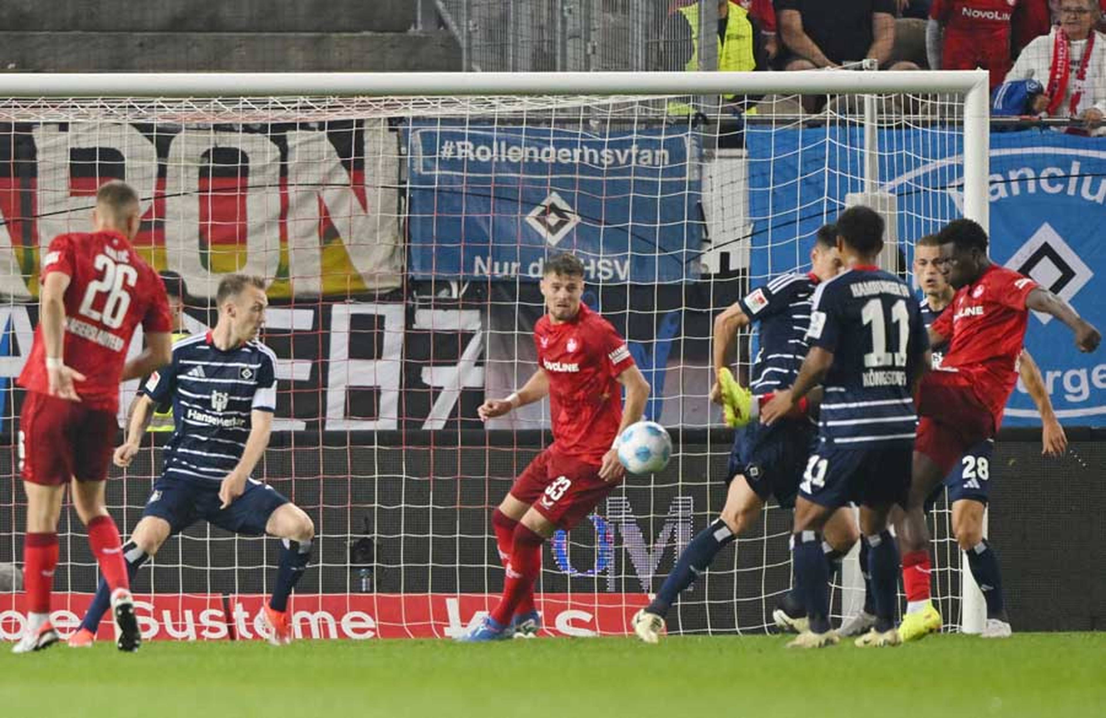 Erwischte den HSV in der 33. Minute mit seinem vierten Saisontreffer kalt: Mittelstürmer-Kante Ragnar Ache. 